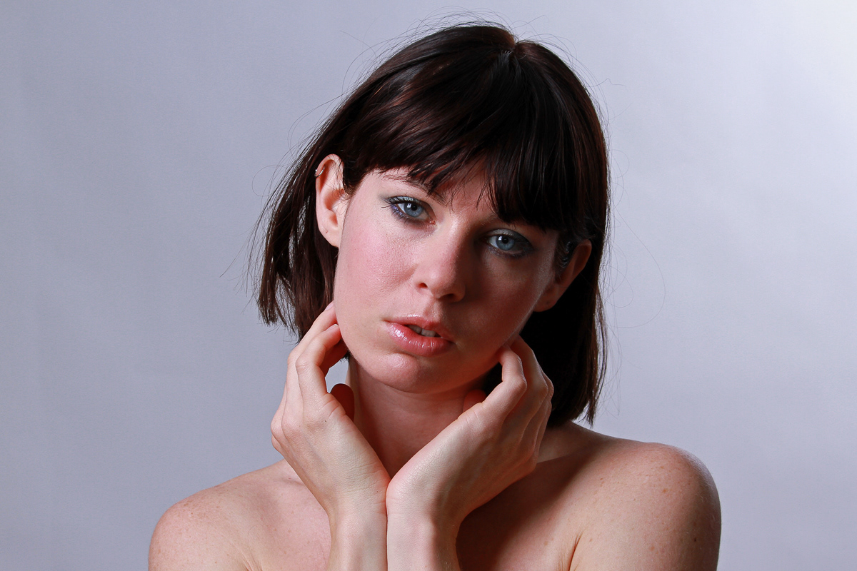 Presentation av Fawnya, engelsk nakenmodell; oblyg; Fawnya naken, art nude, naken i studio, nakengymnastik med boll, body, torso, porträtt, Fawnya visar fittan; Fawnya med hårig fitta;