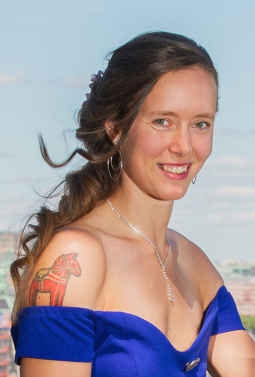 Presentation av Matilda, svensk nakenmodell; oblyg; mode i slottsträdgård; underklädesmode; bikini på brygga; naken på brygga; metoo - rör inte min kropp; bodystills, Matilda naken; Matilda visar fittan; Matilda med hårig fitta; 