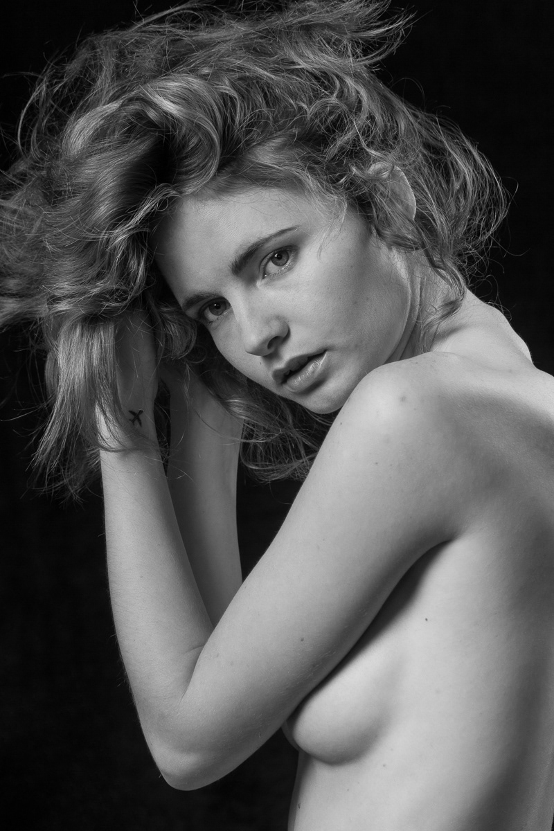 Presentation av Evelyn, Evelyn Sommer; australiensisk nakenmodell; oblyg; naken med brudslöja; nude bride; body; torso; naken med hatt; porträtt; Evelyn naken; Evelyn Sommer naken; Evelyn visar fittan; Evelyn med hårig fitta; 