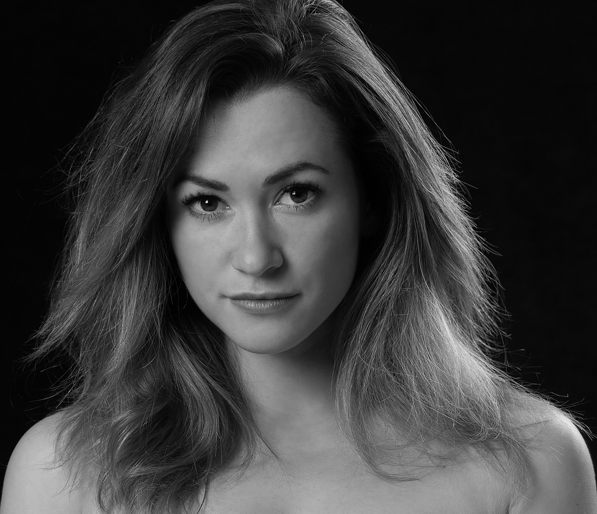 Presentation av Sazze, tjeckisk nakenmodell; oblyg; Sazze naken, underklädesmode, art nude, naken i studio, naken på spegel, naken på kuber, body, torso, porträtt, Sazze visar fittan; Sazze med rakad fitta; 