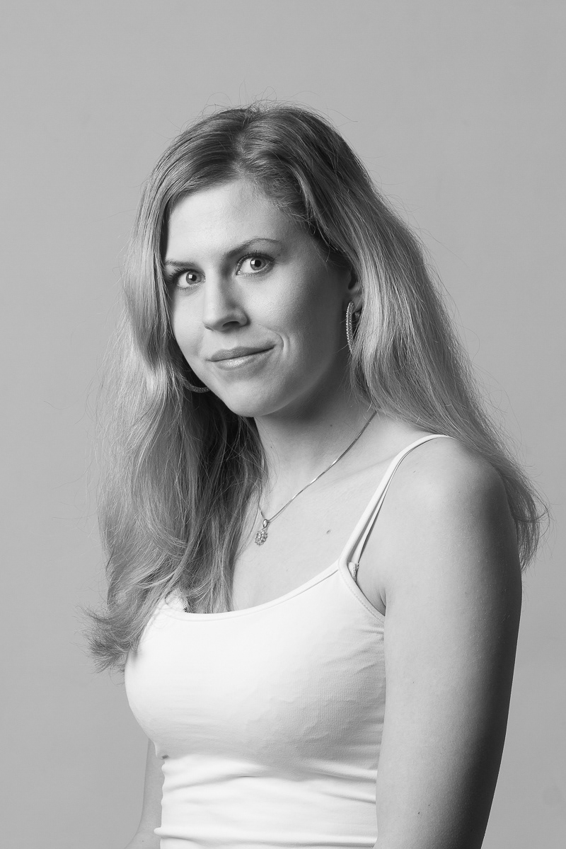 Presentation av Hanna, Hanna F, svensk nakenmodell; oblyg; Hanna mode; Hanna bikini; Hanna topless; Hanna naken; Hanna visar fittan; Hanna hårig fitta vid första nakenfotograferingen; Hanna rakad fitta;