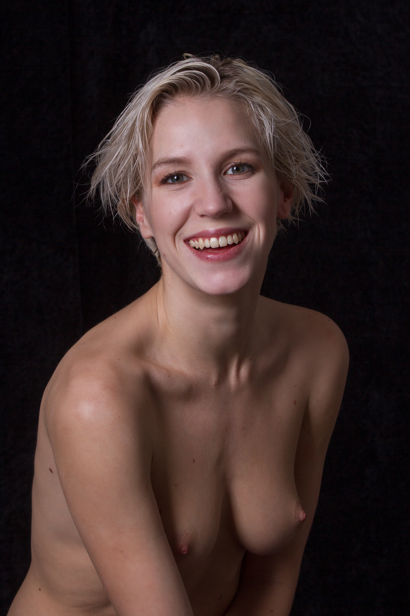 Presentation av Lilith, Lilith Etch, svensk nakenmodell; oblyg; art nude; lifestyle nude; Lilith naken; Lilith naken i sängen; i studion, på stranden, vid slottet. Lilith visar fittan; Lilith med hårig fitta;