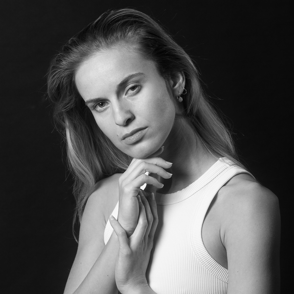 Presentation av Vegphotomodel, tjeckisk nakenmodell; oblyg; Vegphotomodel naken, art nude, gymnastik, gymbody, naken i studio, naken med gymnastikband, porträtt, Vegphotomodel visar fittan; Vegphotomodel med hårig fitta;