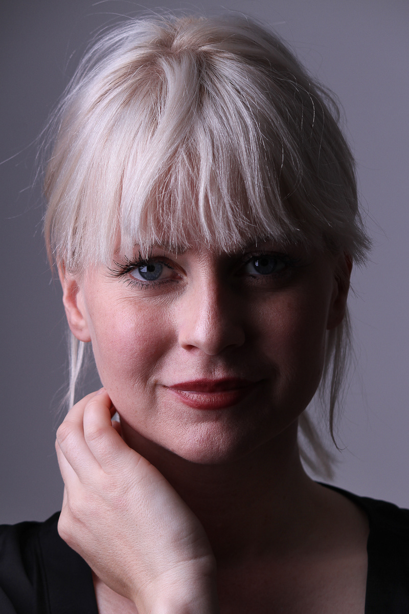 Presentation av Anna, Anna Johansson, svensk nakenmodell; oblyg; naket i studio; naket med spegel; naken på brygga; naken i skärgården; art nude; lifestyle nude; Anna visar fittan; Anna med hårig fitta; Anna med rakad fitta;