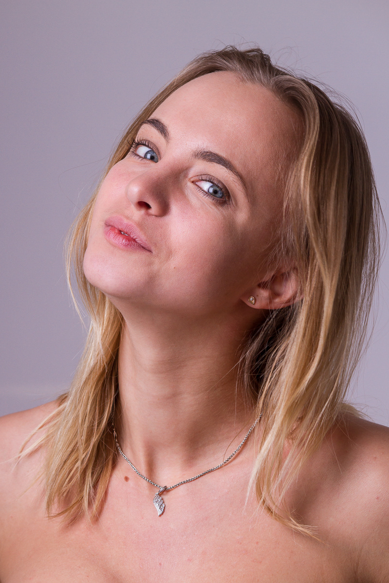 Presentation av Diana, Diana Sokolova, ukrainsk nakenmodell; oblyg; Diana naken, Diana Sokolova naken, underklädesmode på säng, art nude, naken i studio, naken på spegel, naken på balkong, nakengymnastik, porträtt, Diana visar fittan; Diana med rakad fitta; Diana Sokolova visar fittan,