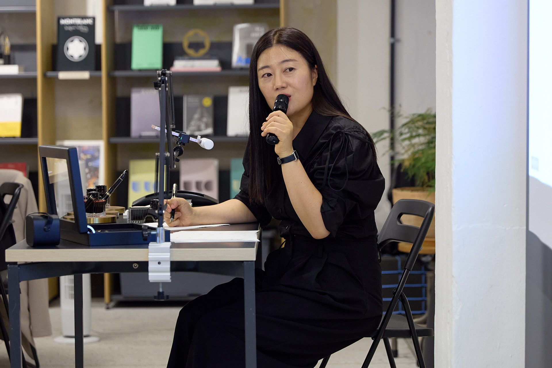 전문 강사의 몽블랑 만년필 캘리그라피 시범 및 강의 현장 스케치