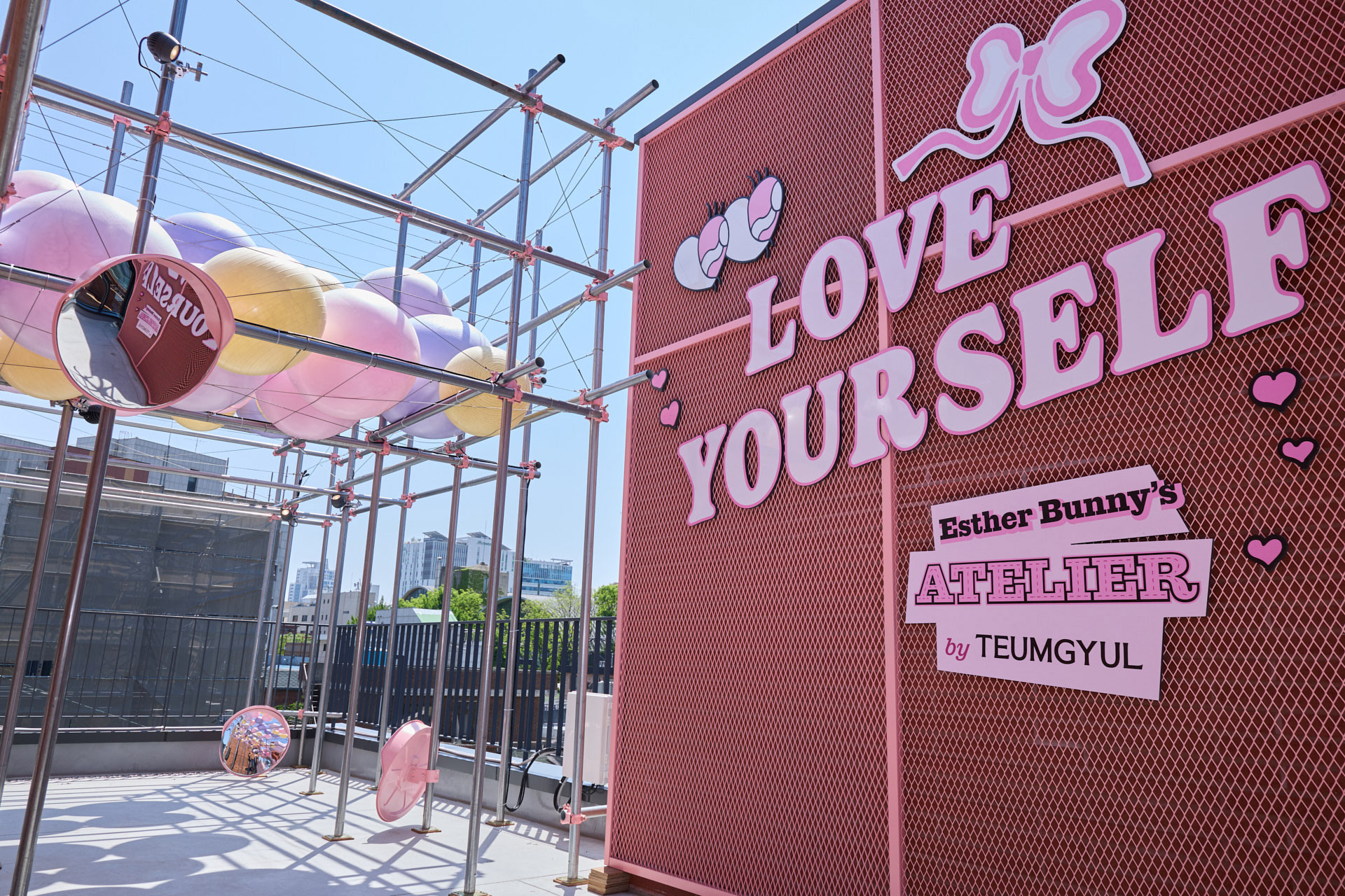 에스더버니 (Esther Bunny) 팝업스토어 내부 인테리어 및 캐릭터 디스플레이 현장 촬영 - joe studio (조 스튜디오)