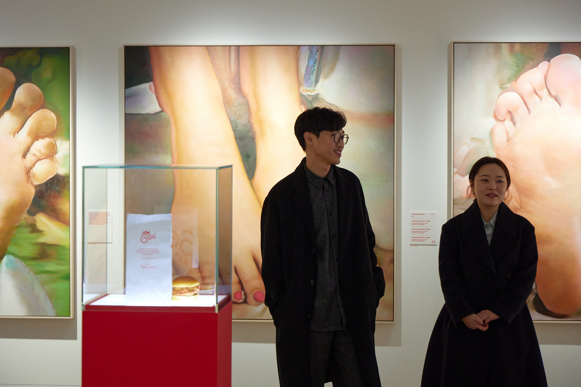 도슨트의 작품 설명을 집중해서 청강하는 VIP 참가자 현장 스냅 - joe studio