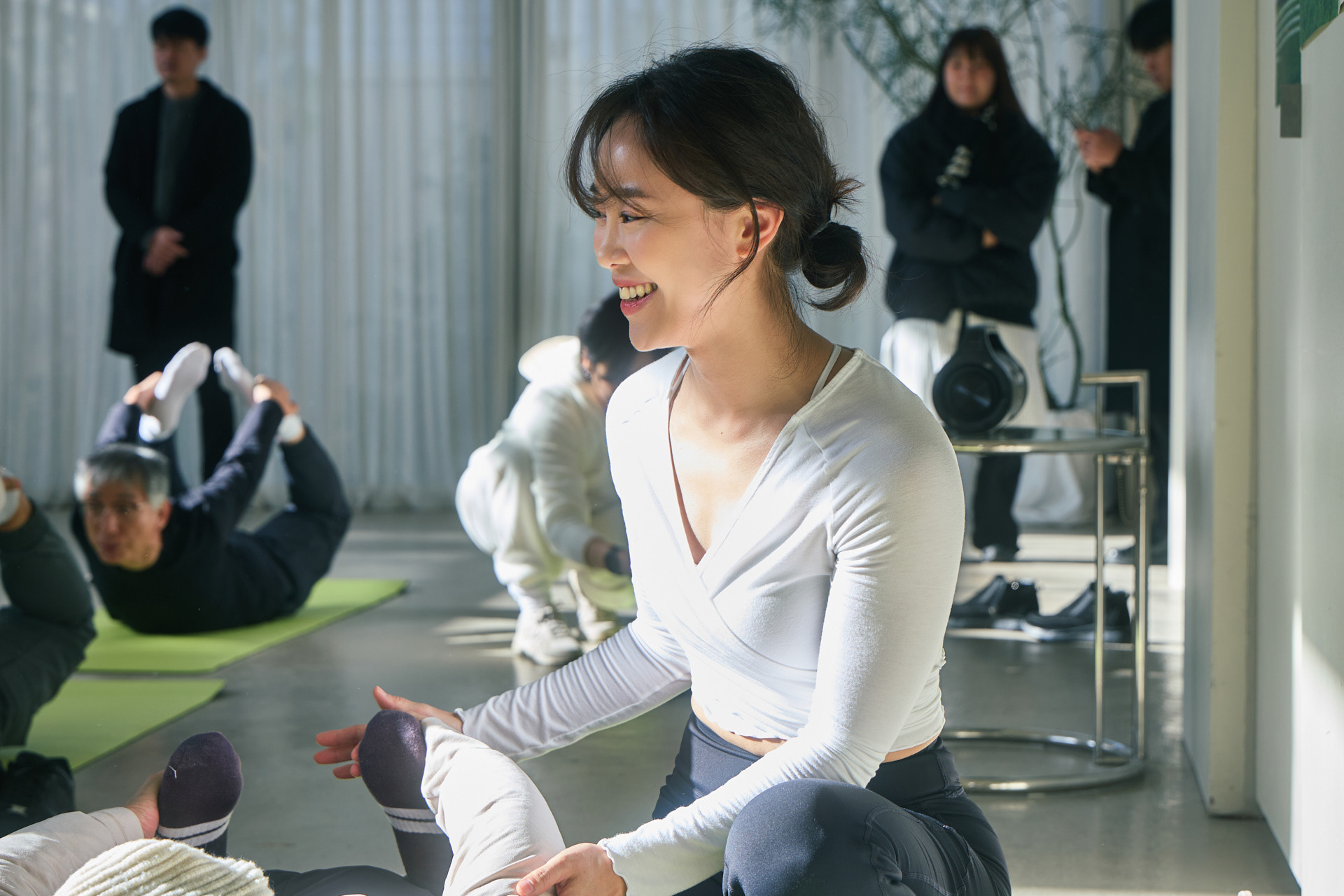 수련생들과 교감하며 요가 클래스를 이끄는 강사의 지도 현장 스케치 - joe studio