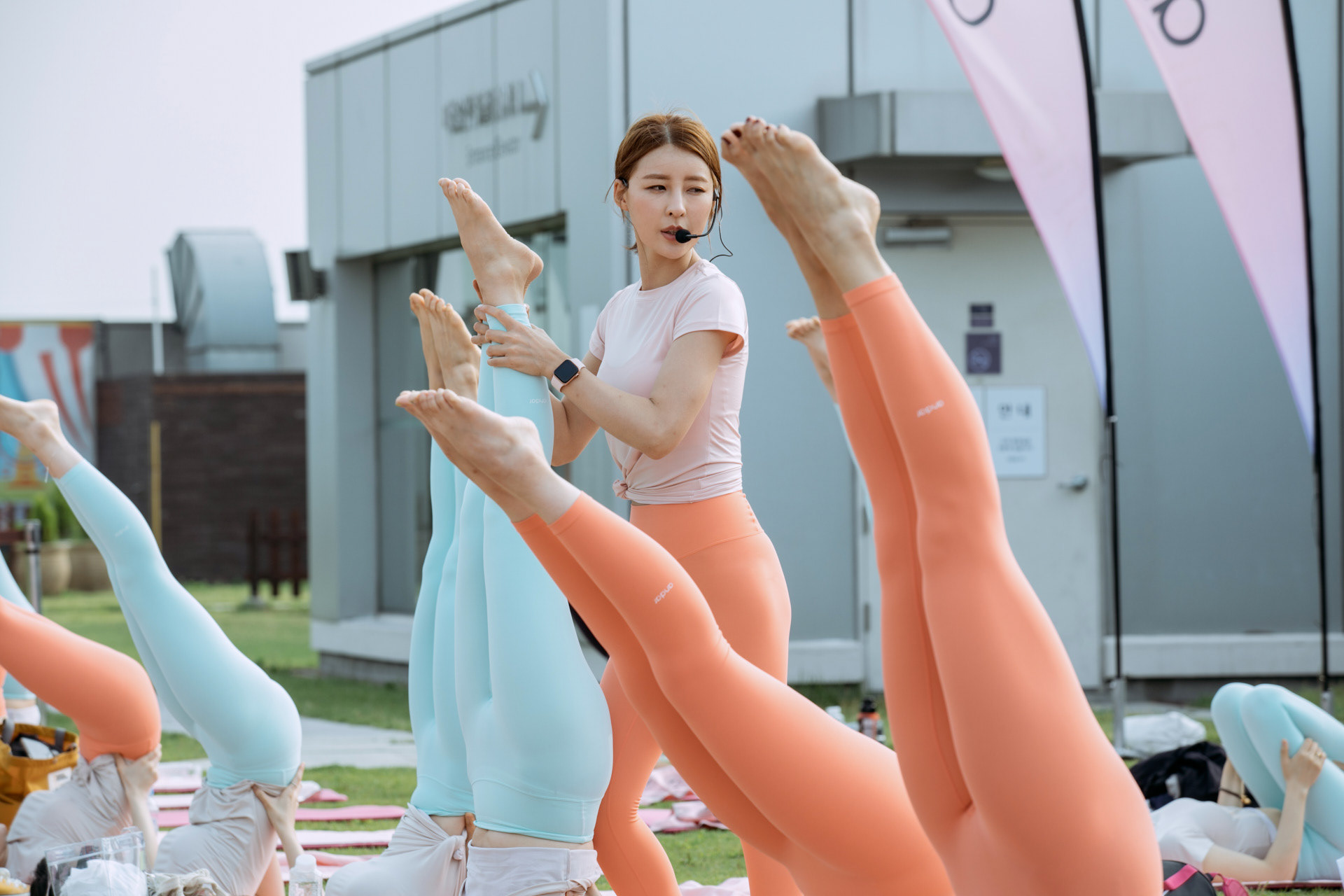 안다르 요가 클래스 강사의 수련생 1:1 자세 교정 및 코칭 - joe studio