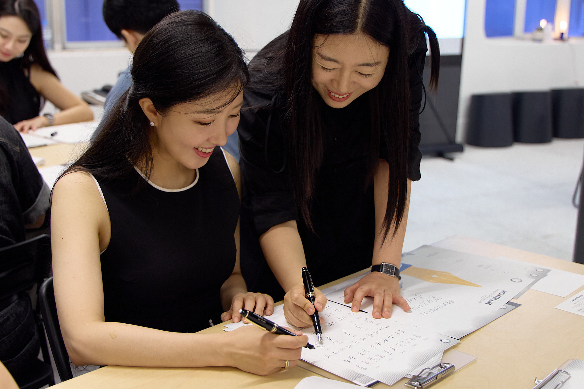 클래스 참가자의 캘리그라피 정렬 상태를 지도하는 강사의 코칭 모습