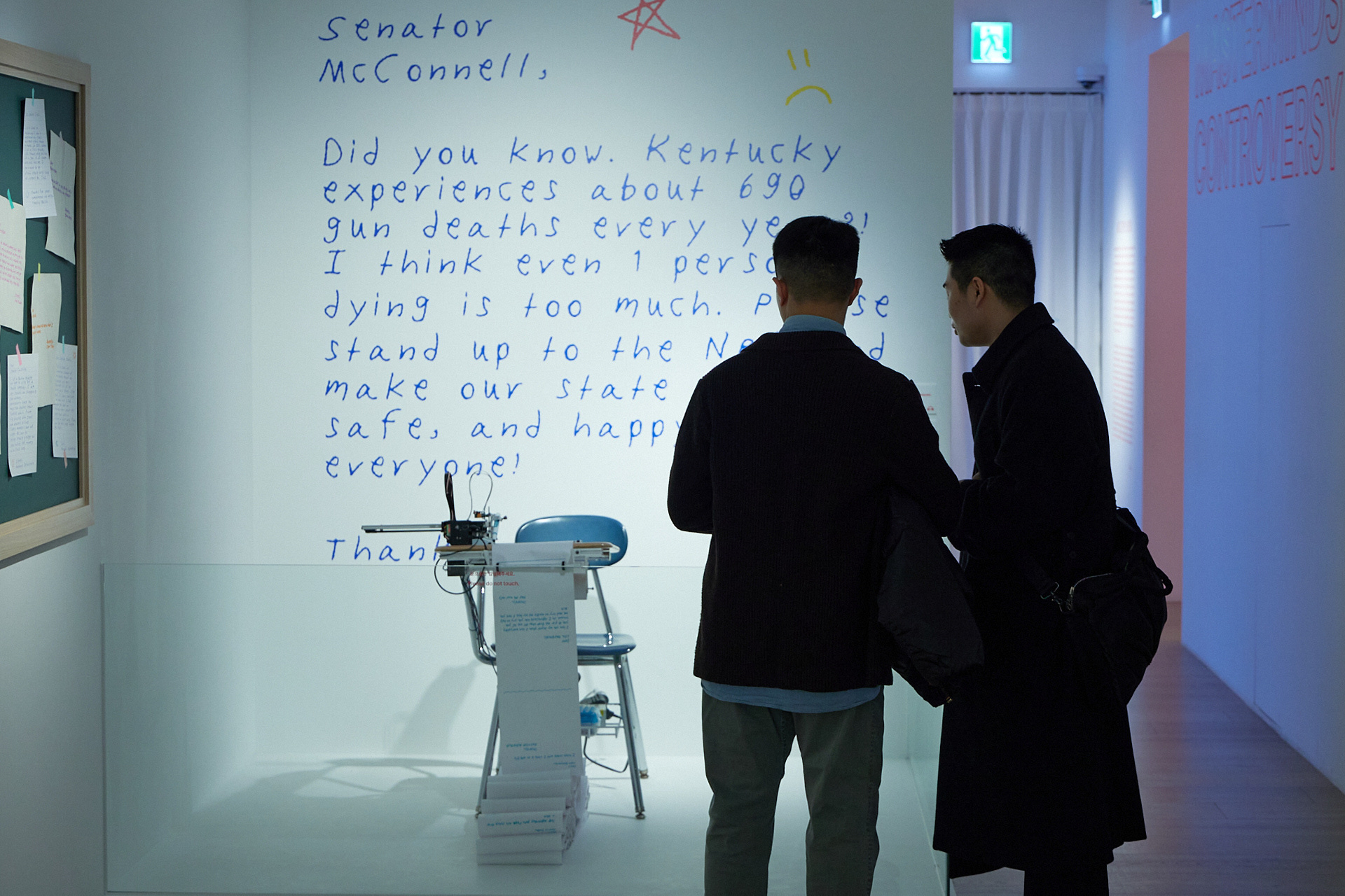 도슨트의 작품 설명을 집중해서 청강하는 VIP 참가자 현장 스냅 - joe studio