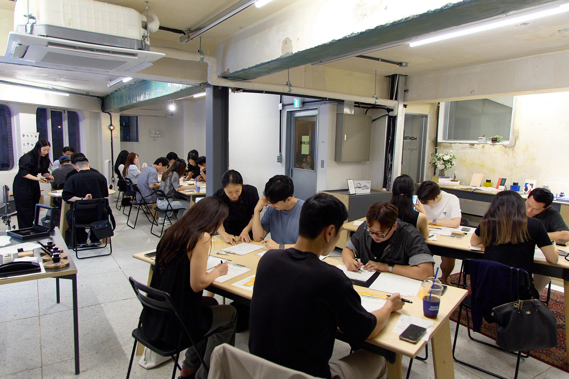 전문 강사의 몽블랑 만년필 캘리그라피 시범 및 강의 현장 스케치