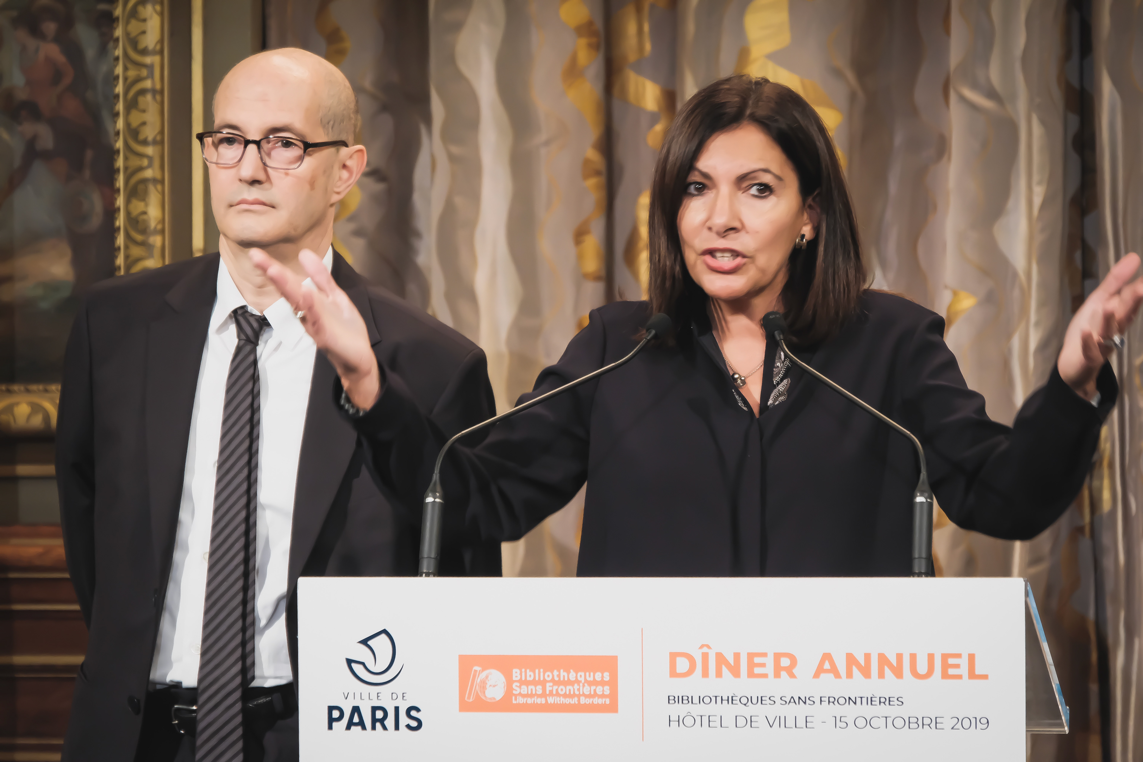Anne Hidalgo, Mayor of Paris, makes a speech with Patrick Weil, President of Bibliothèques sans Frontières.