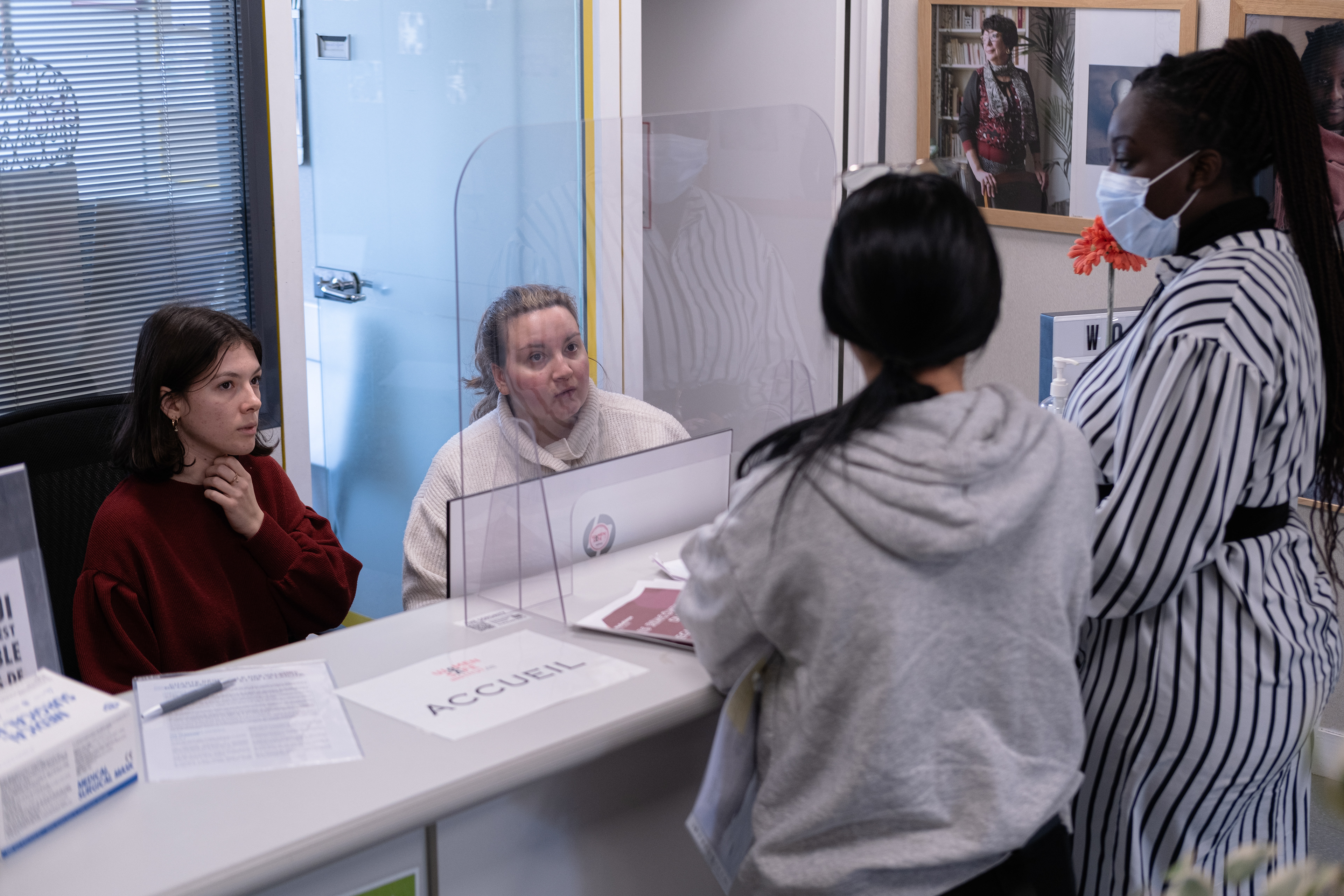 Elodie, a nurse, and Aurélie, student in Psychology in internship, take a young woman who has been abused, accompanied by a nurse.