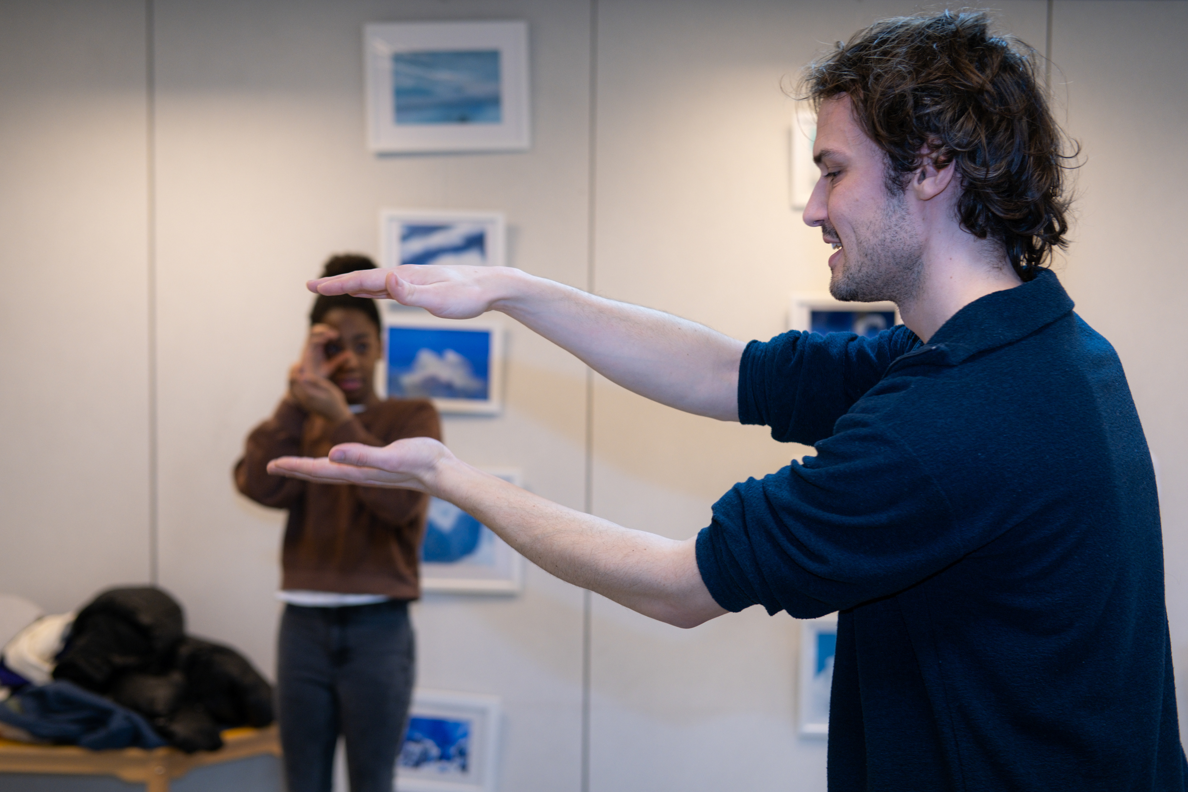 Shortfilm and theater workshop for children animated by a professional actor and stage director volunteering for the association.