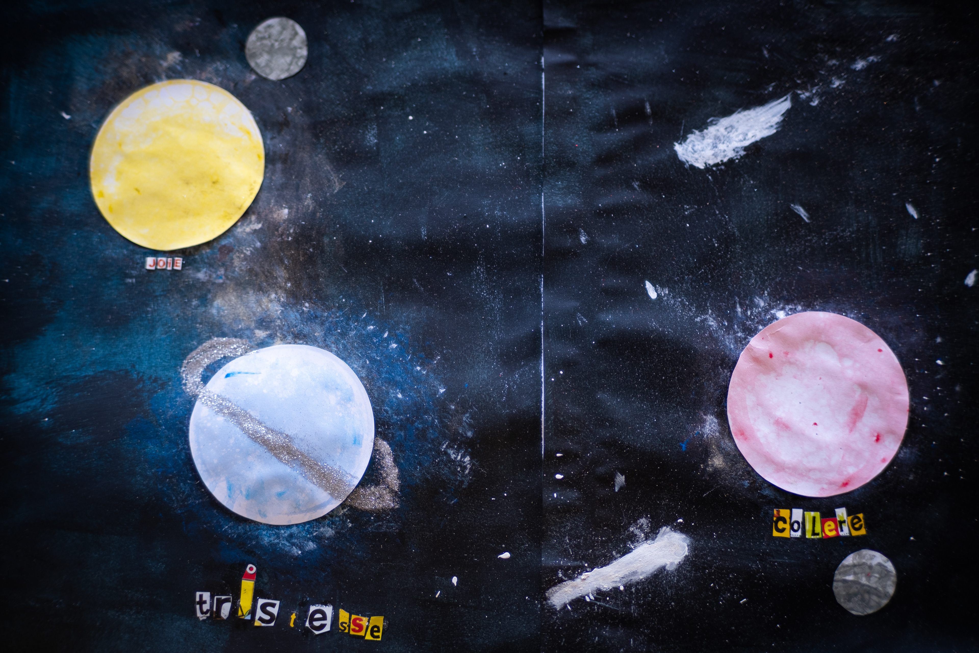 Fresco depicting emotions, created collectively by children during and art-therapy workshop.