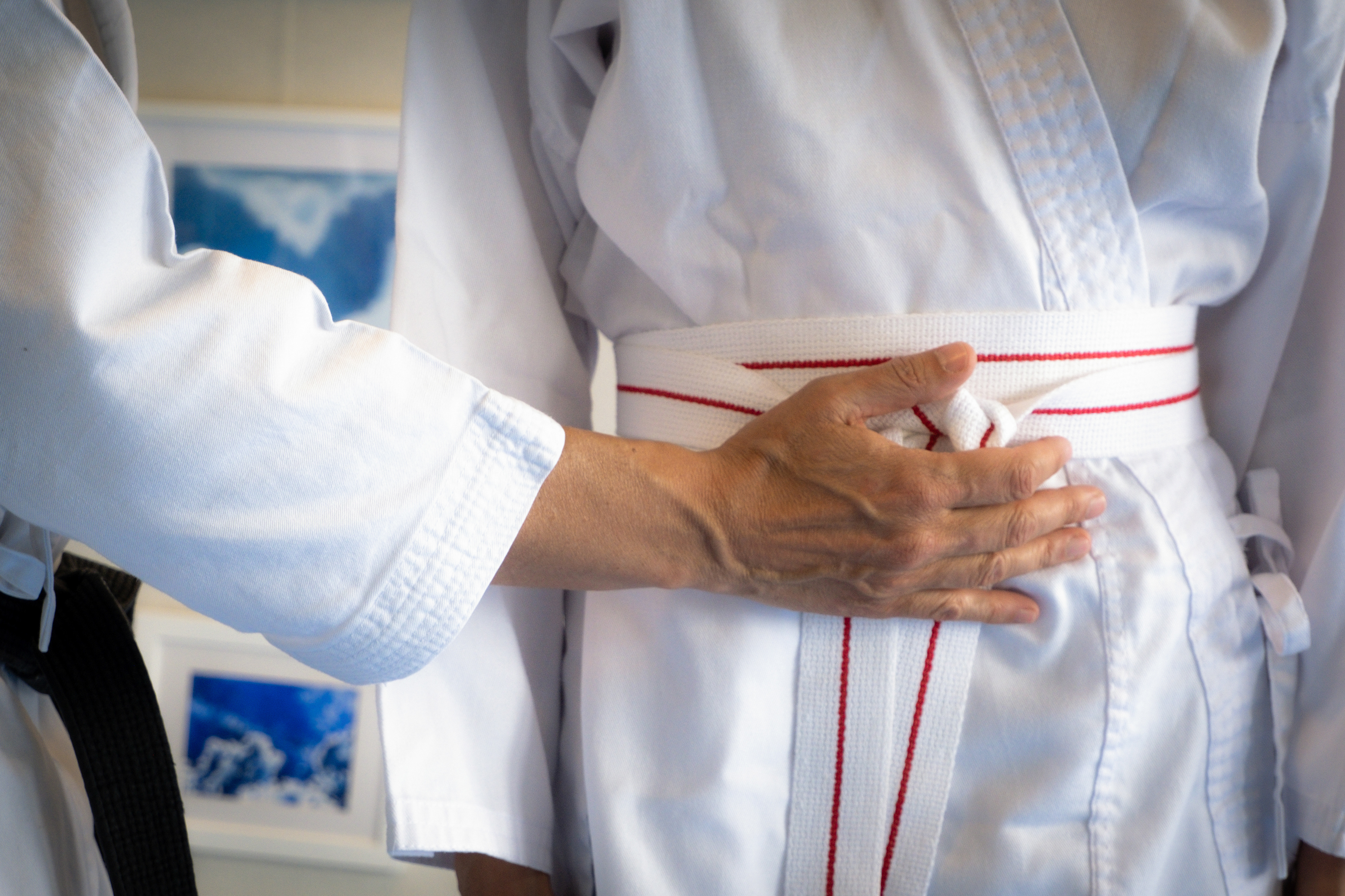 Among the various workshops on offer are relaxing social activities such as embroidery (offered by a former beneficiary), contact dance, theatrical expression and karate. To regain full possession of her body, and feel stronger and more confident in defending herself. Practising a sport is also a good way of learning to control breathing and emotions.