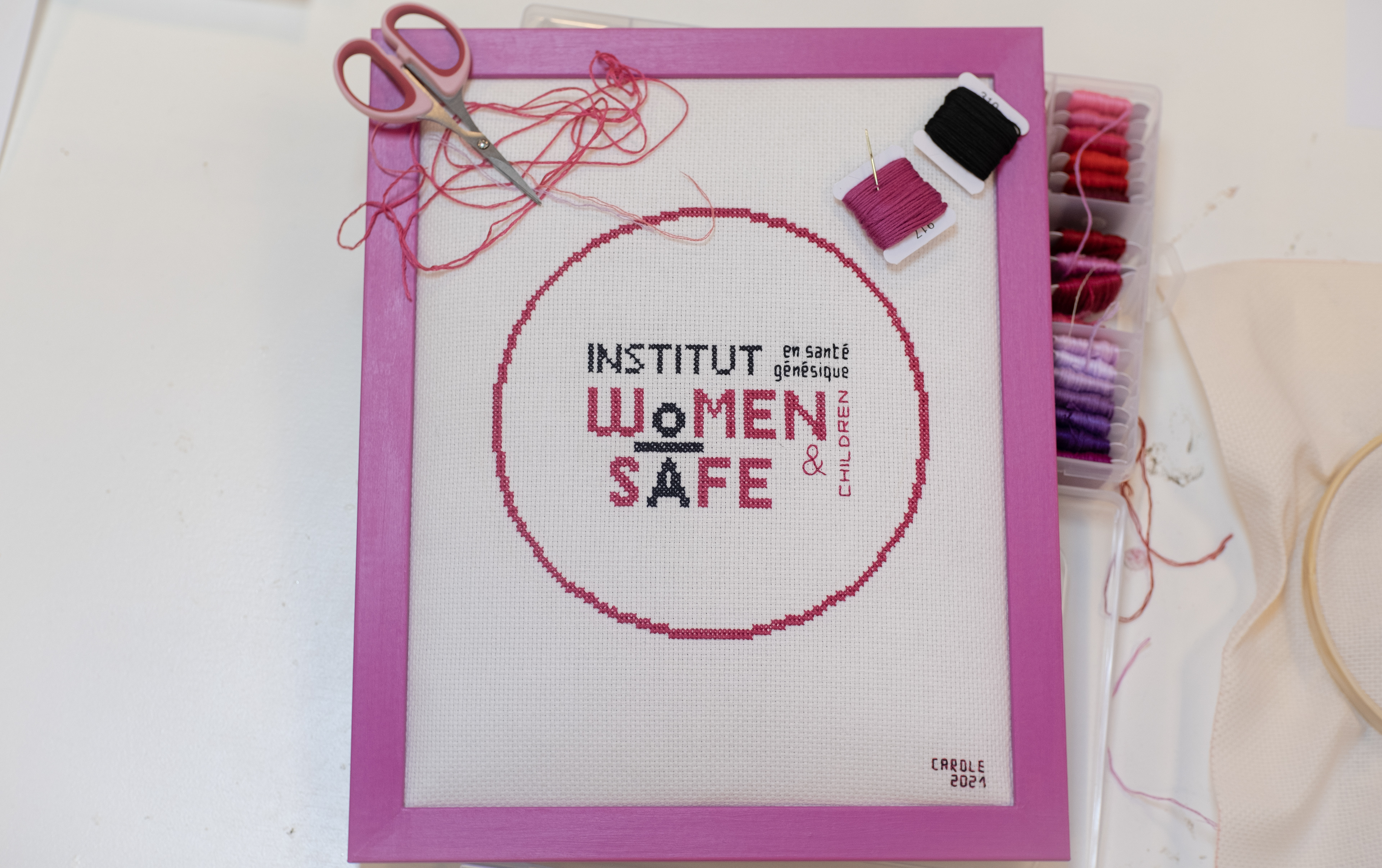 Embroidery created by Carole, a former beneficiary and facilitator of the sewing workshop, donated to the association in gratitude for the opportunity she was given.