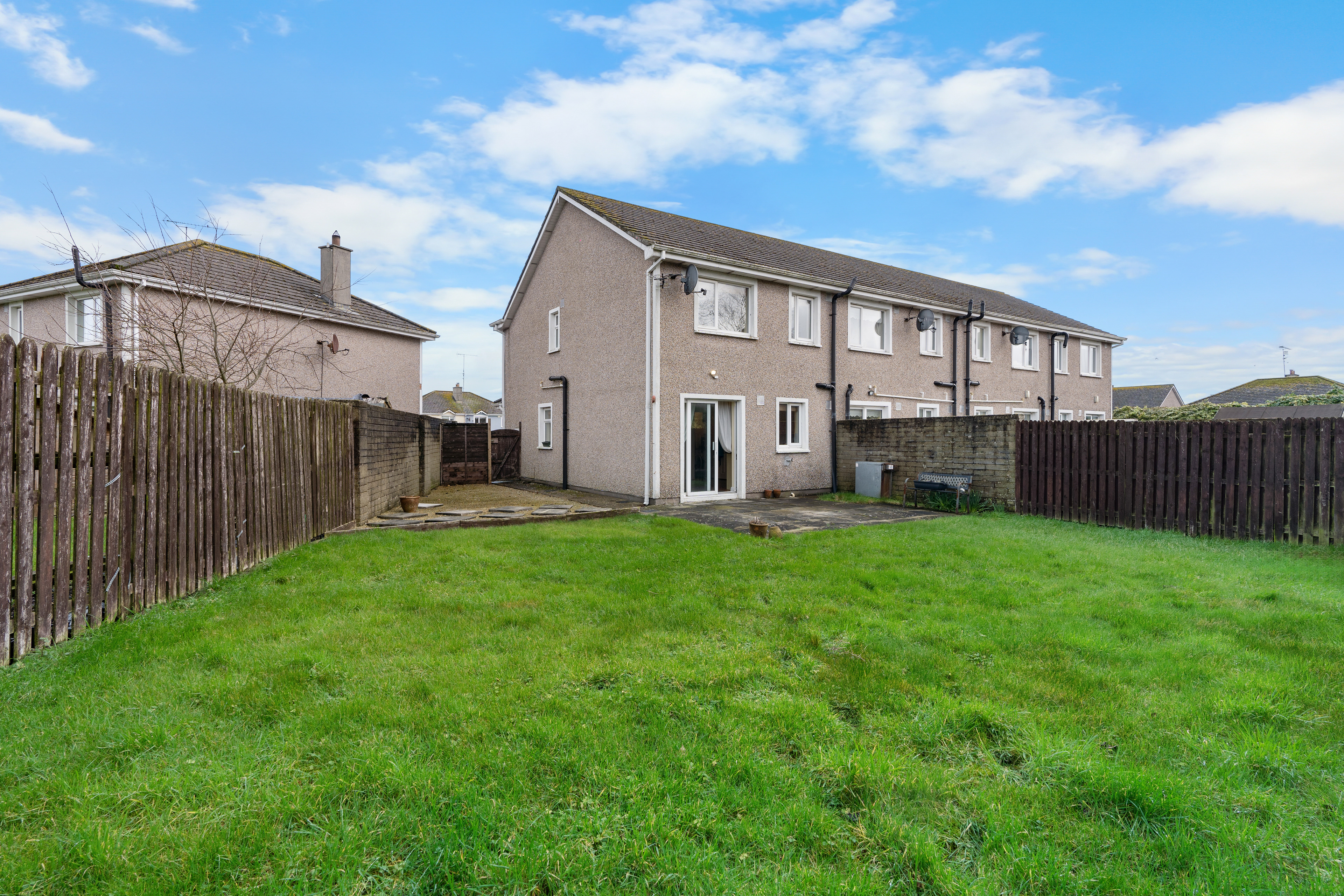 46, BALLYCANEW COURT/ EXTERIOR-GARDEN