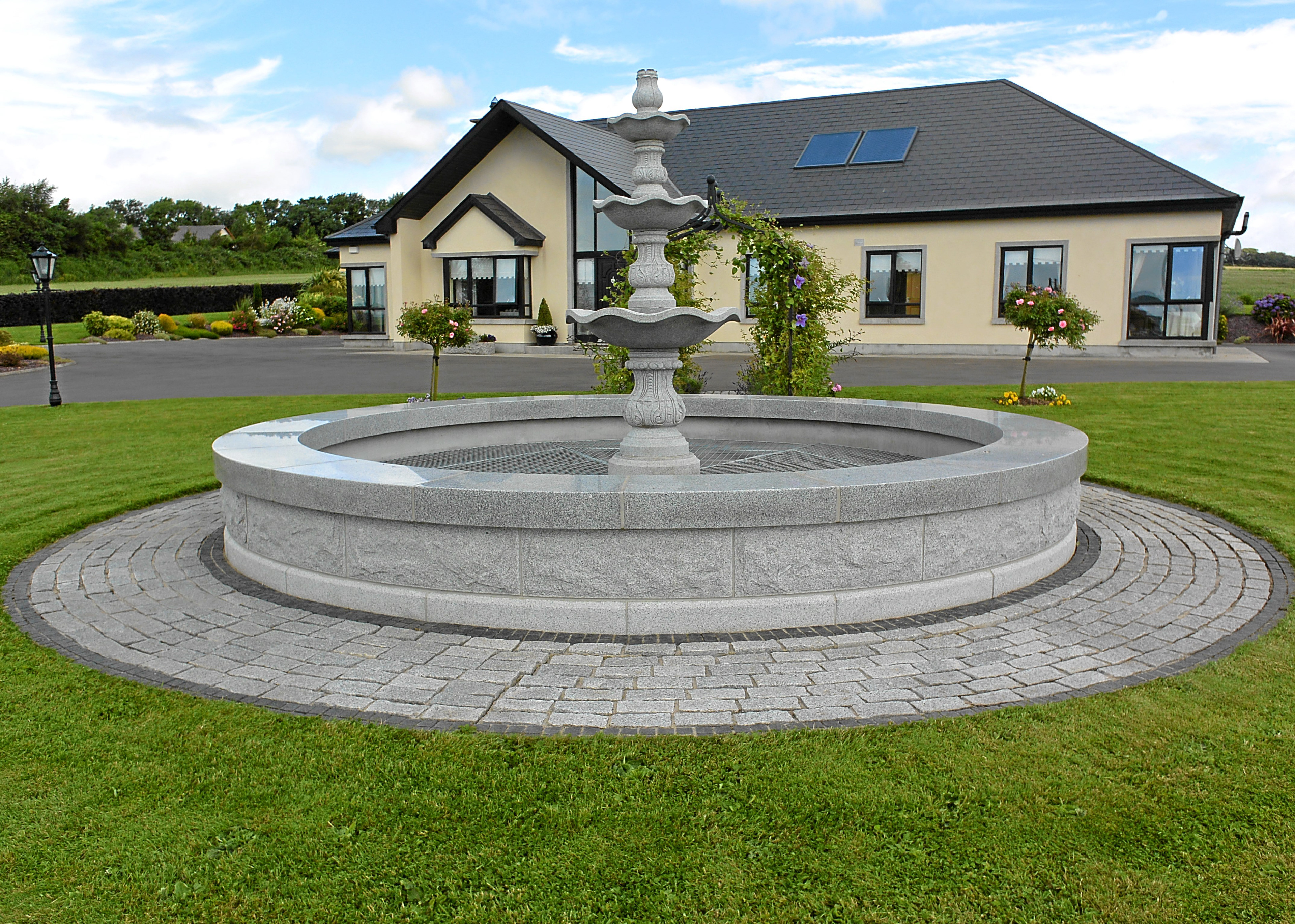 ROSE GARDEN KILANERIN /Exterior/Front fountain