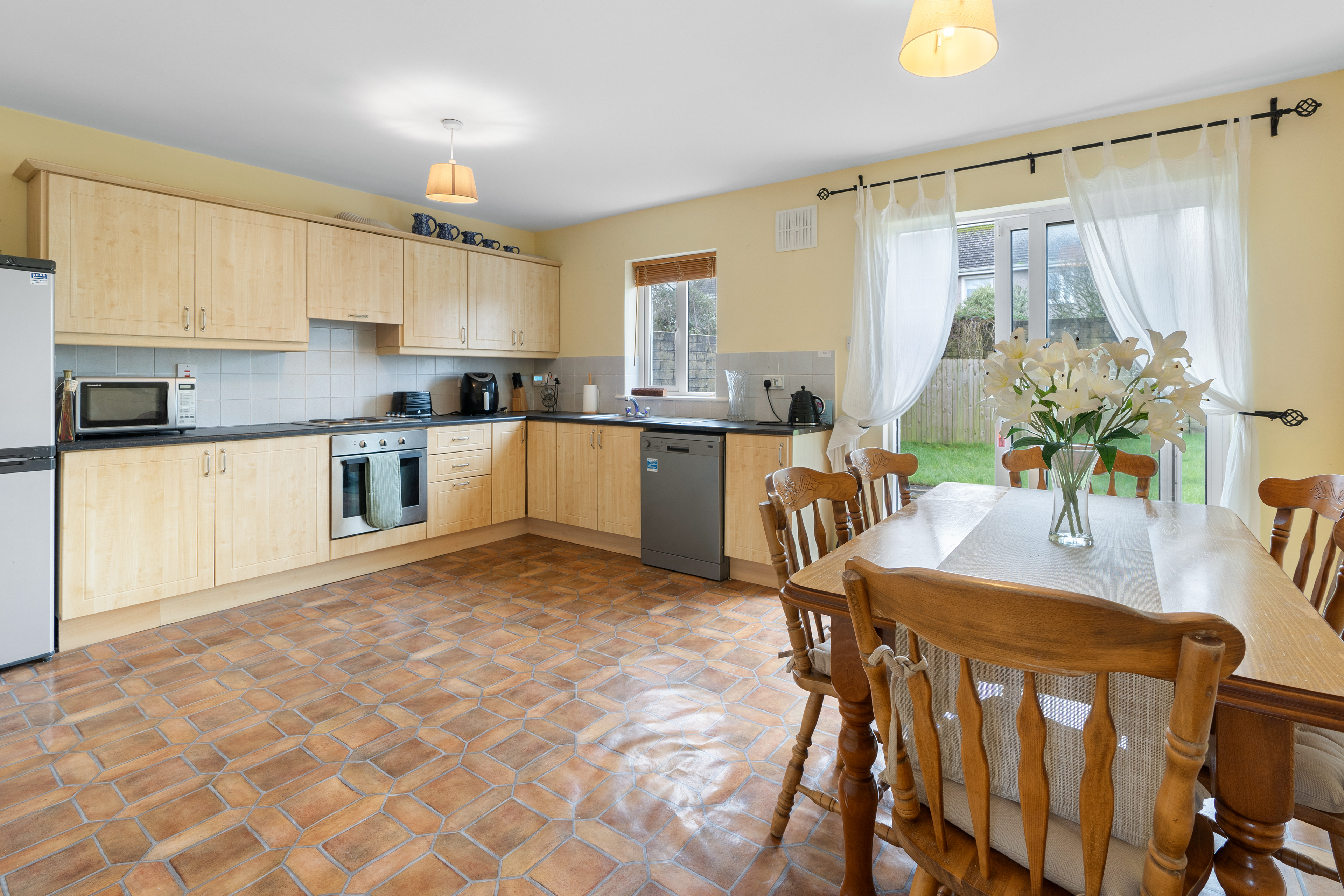 46, BALLYCANEW COURT/ KITCHEN
