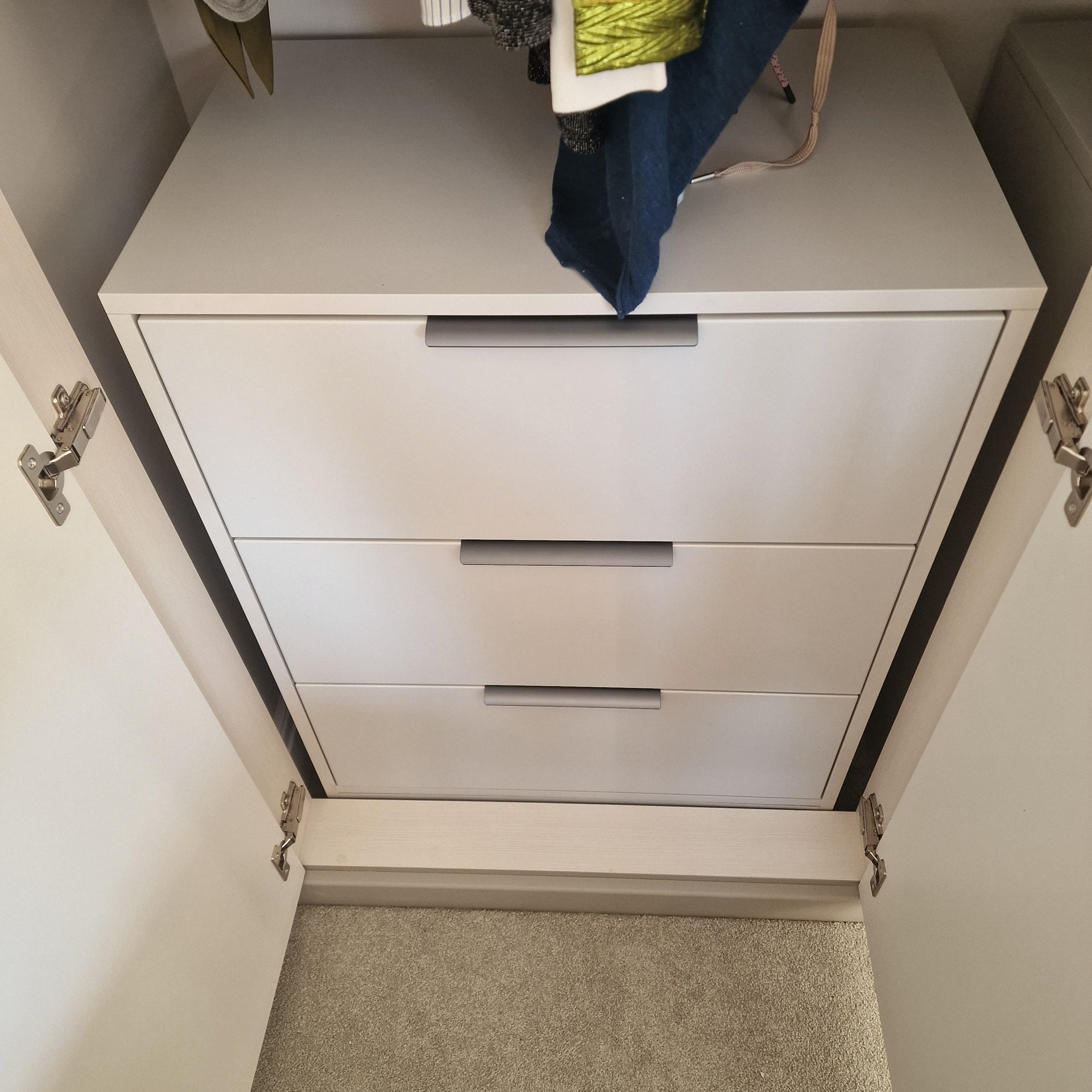 Bespoke, interior wardrobe cabinets with Blum hardware and Blumotion soft close drawers.