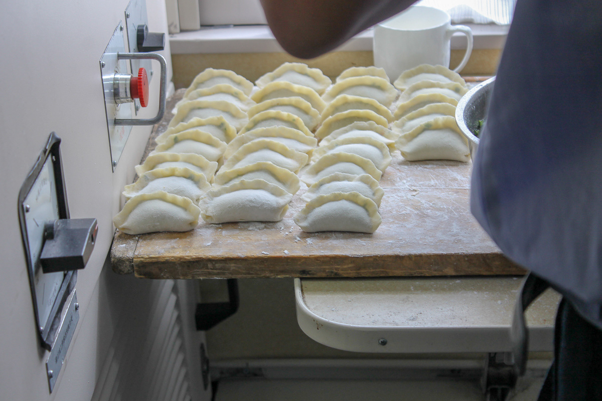 Ravioli fatti a mano sul treno lungo la Transiberiana, Mongolia, 2015