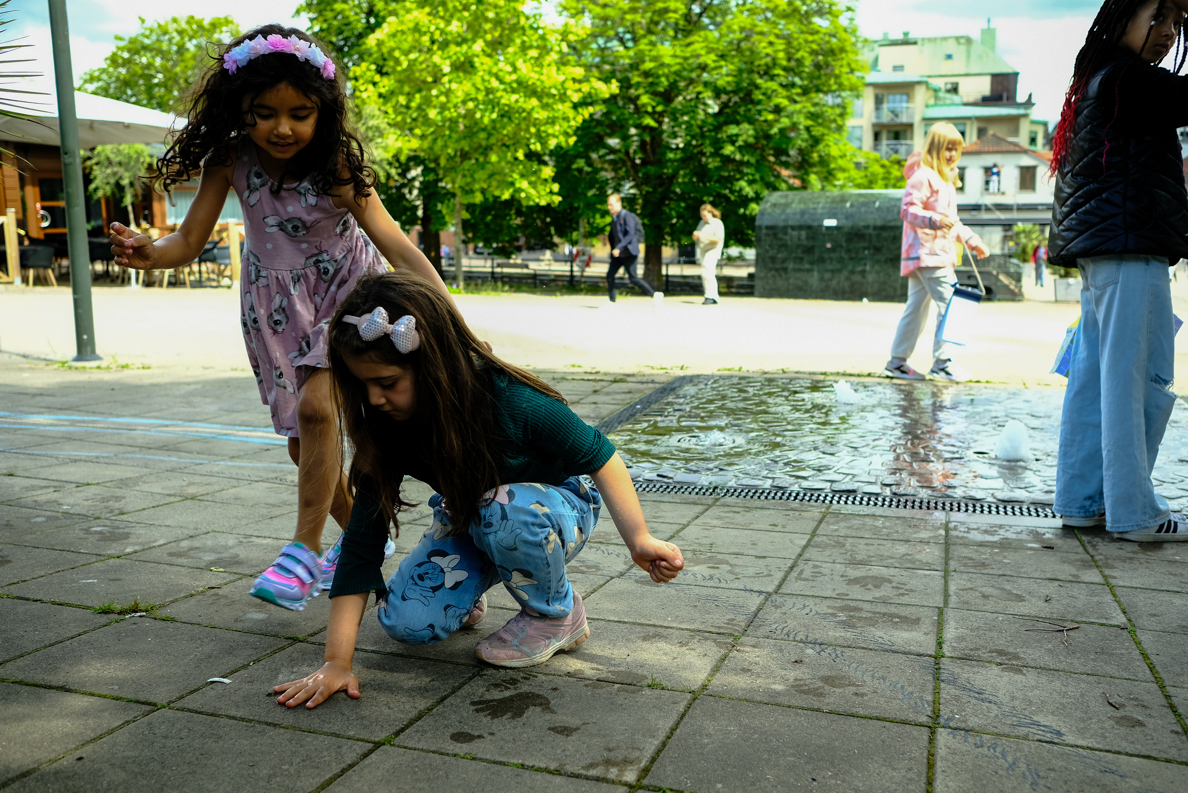 The children eagerly followed Beta’s trail, marking their journey with water stains on the ground. They imagined the crab’s adventures, capturing every tiny detail, and even created their own interpretation of the sculpture.