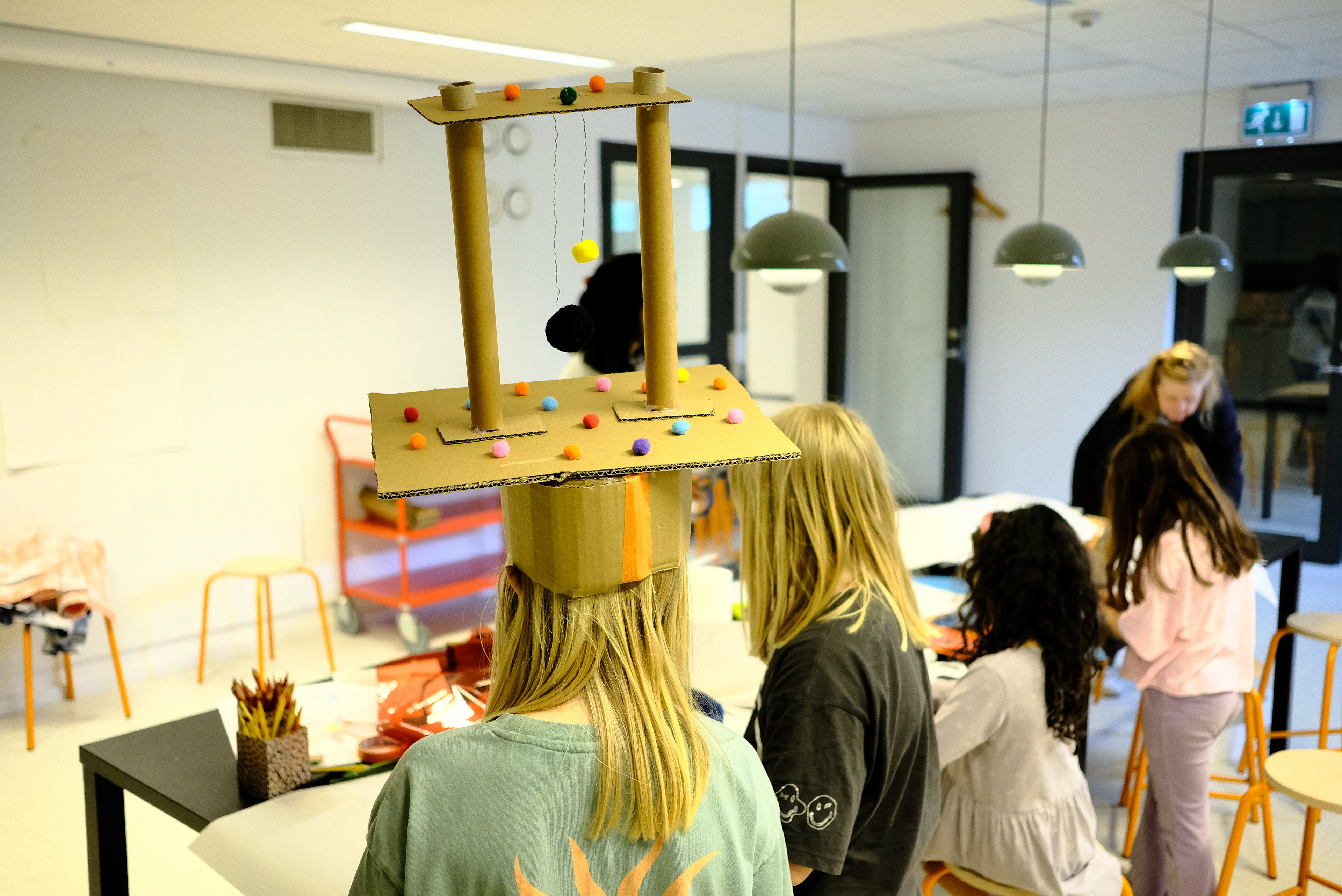 Alva and Venla created a hat inspired by Alicja Kwade’s artwork.