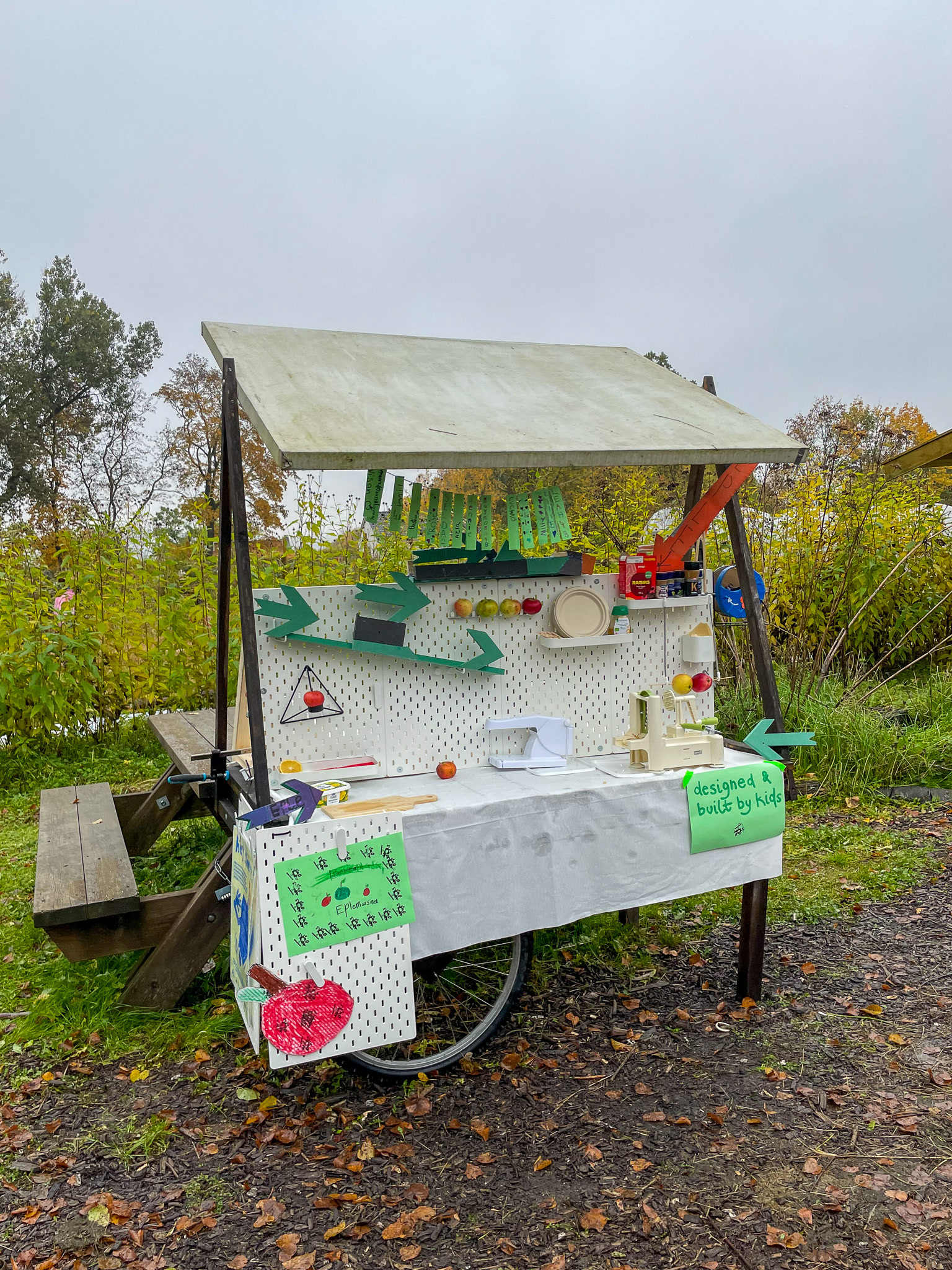 An apple-powered chain reaction, created by the group from Tonsenhagen Aktivitetsskole, Oslo, Norway.