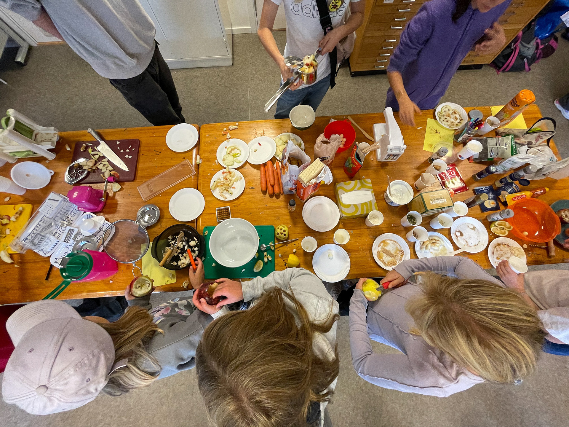 Rolling, spinning, squishing — making tasty apple recipes at Tuve Fritidsgård, Gothenburg, Sweden.