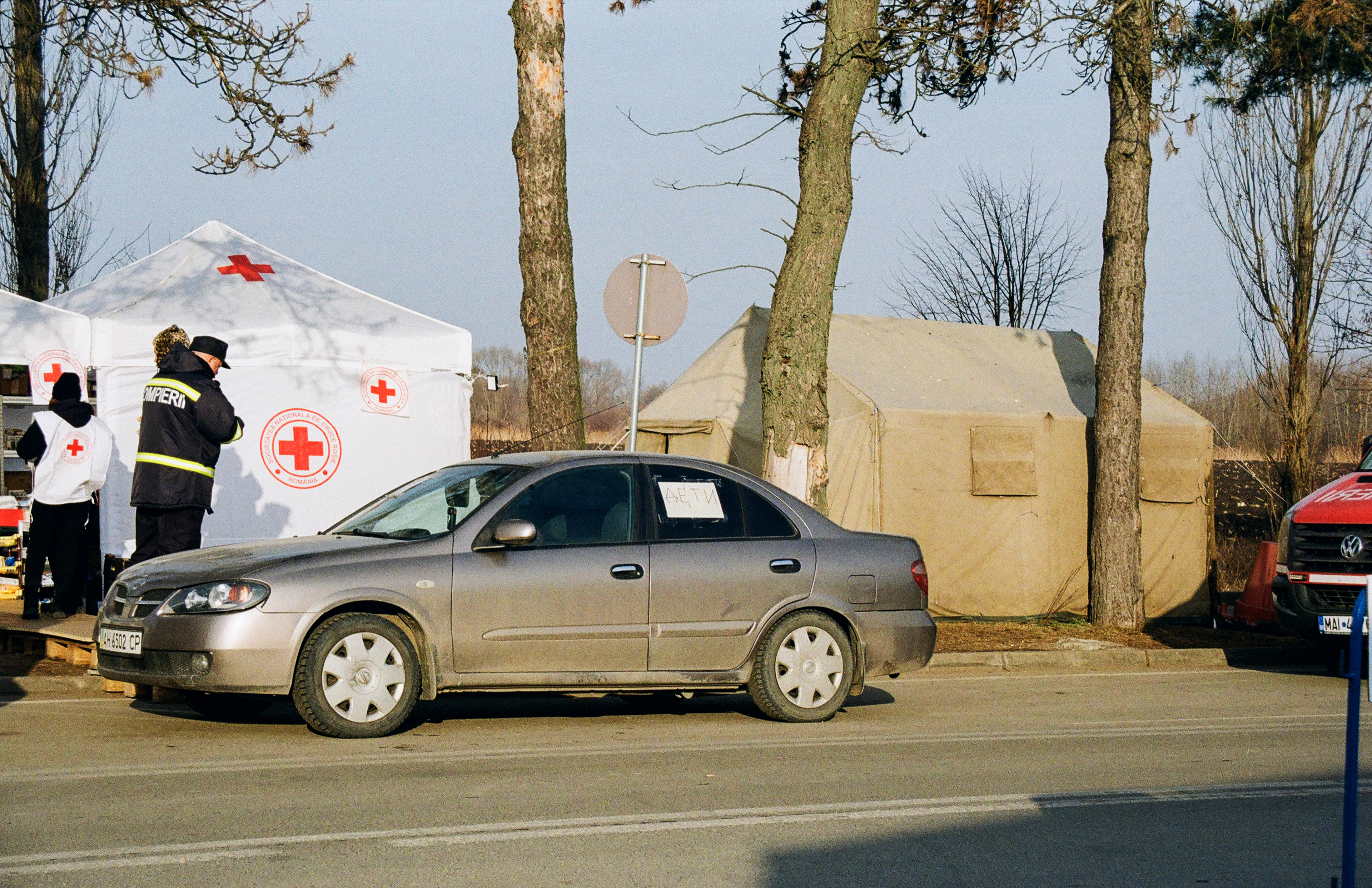 "children" written in russian on the window of the car, a sign of begging for mercy from russian fire