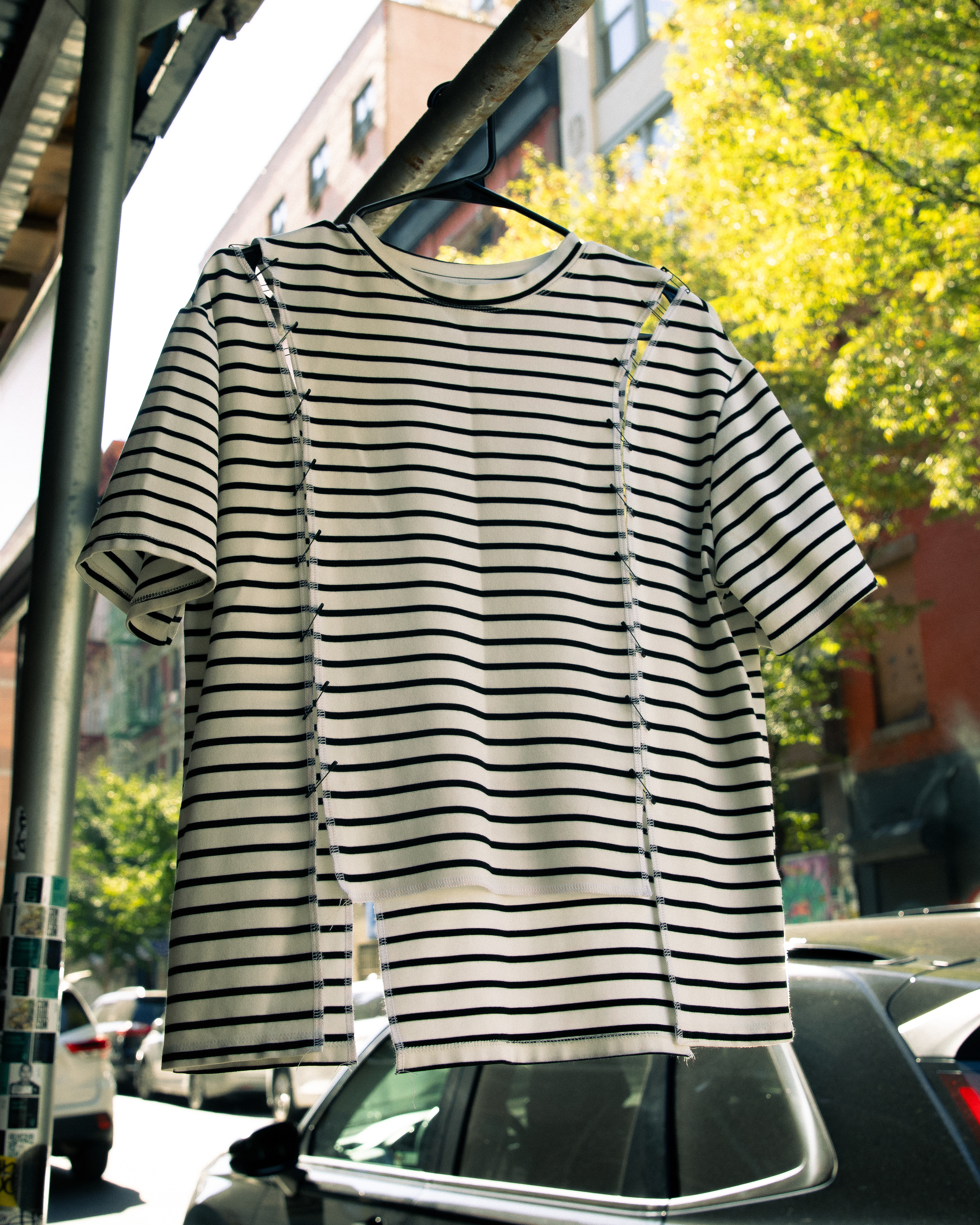 STRIPED SHOULDER TEE