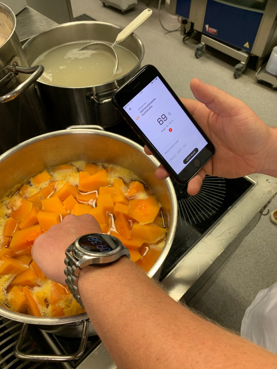 Chef is using Chefstein mobile app to performing a task
