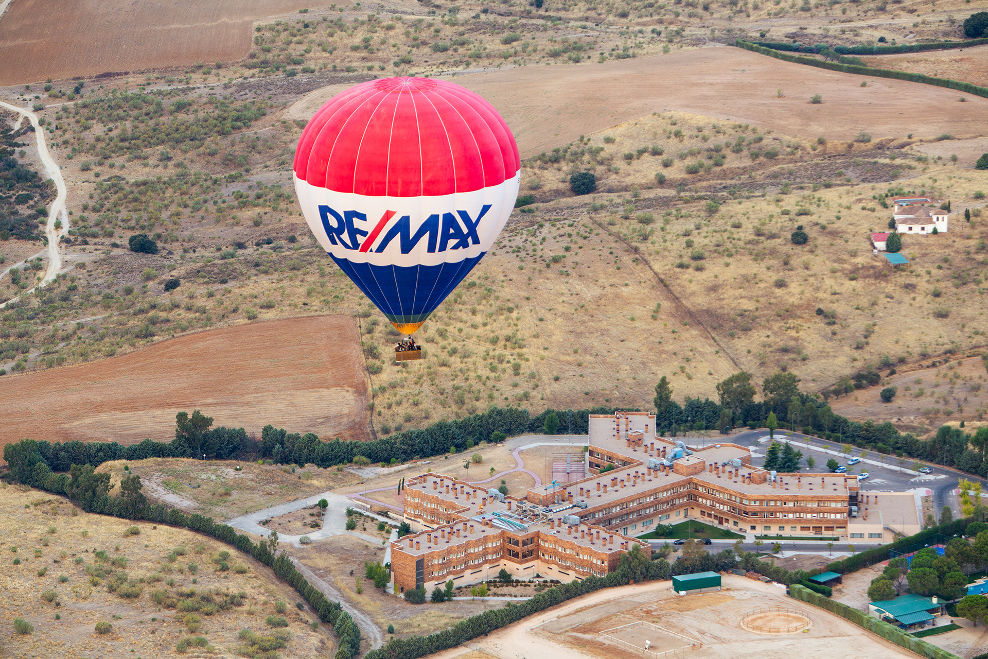 RE/MAX - Real Estate