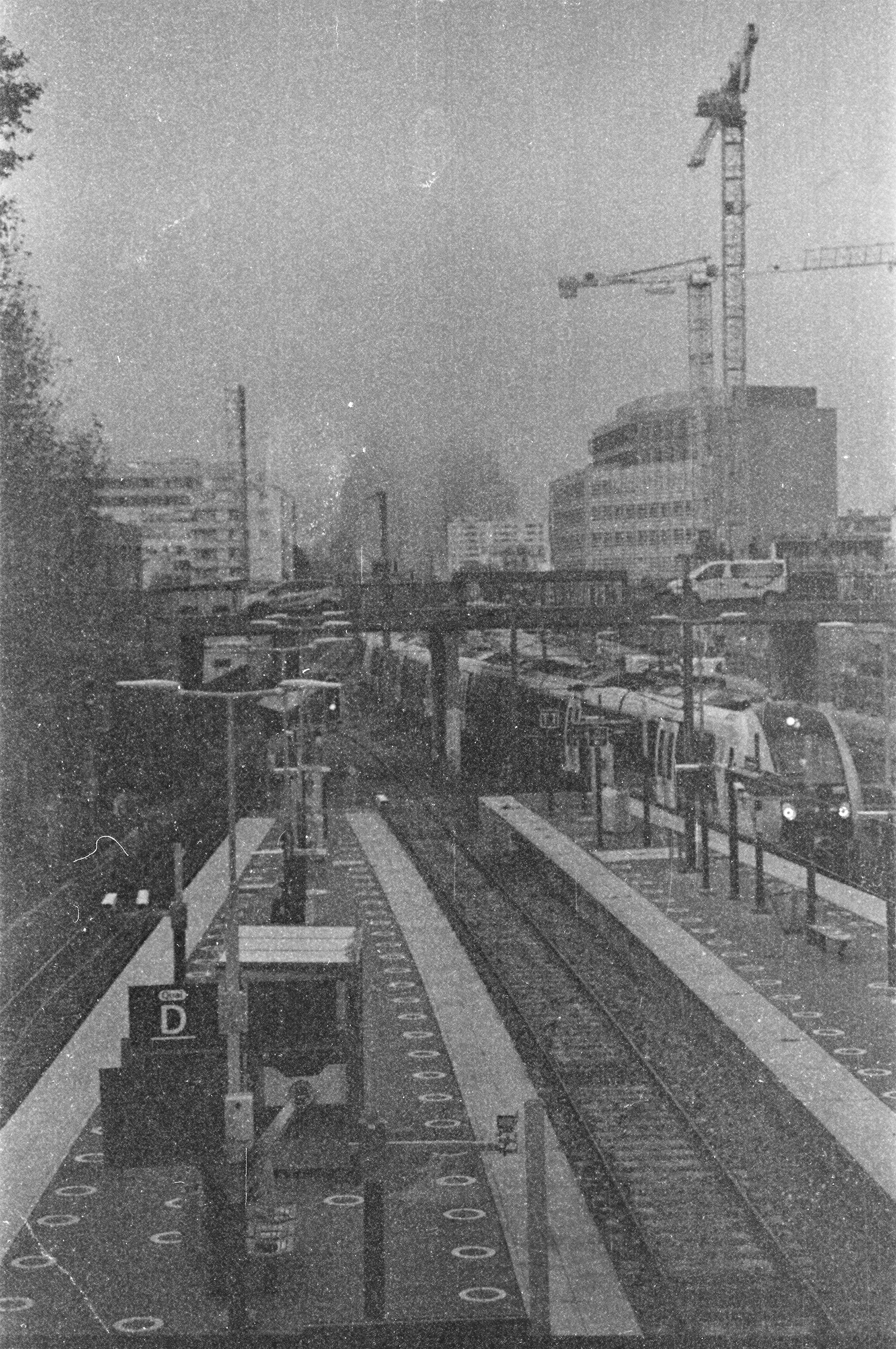 "COURBEVOIE - GARE" // Lomography Berlin (développement maison)