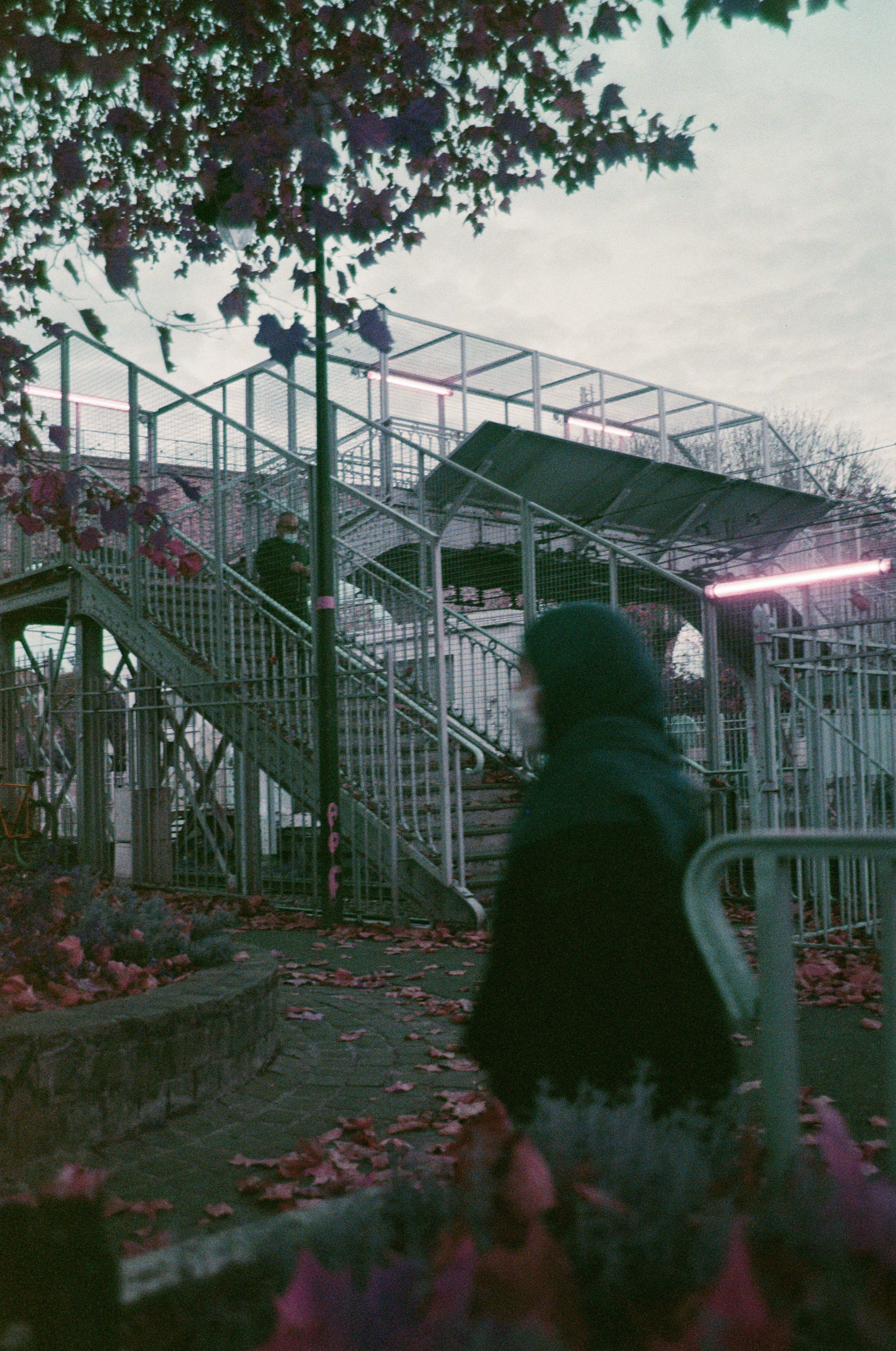 "LA FEMME ET L'ESCALIER" // LomoChrome Lomography Purple 100-400
