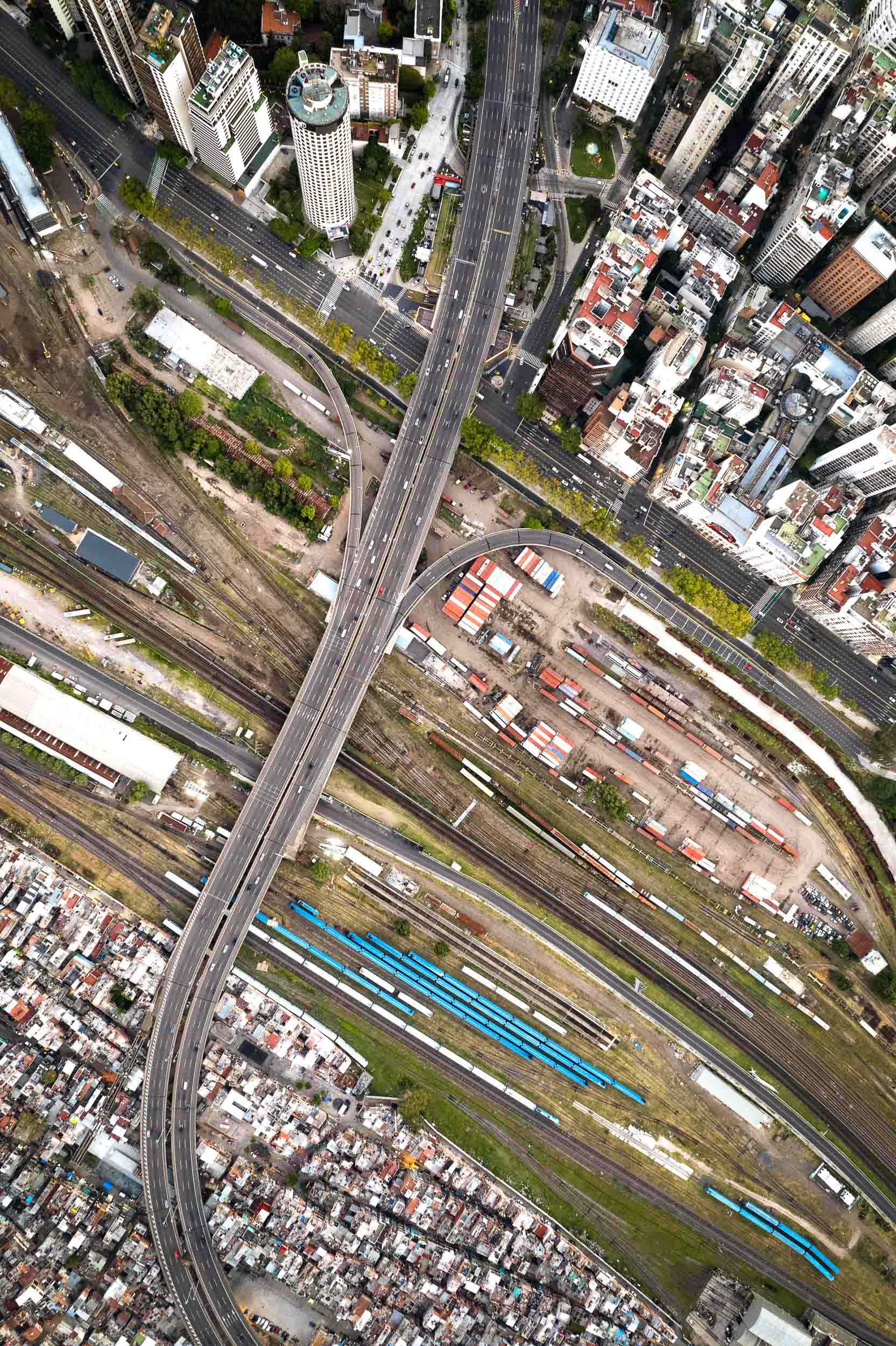 A drone photo of a highway connecting a slum with a downtown.