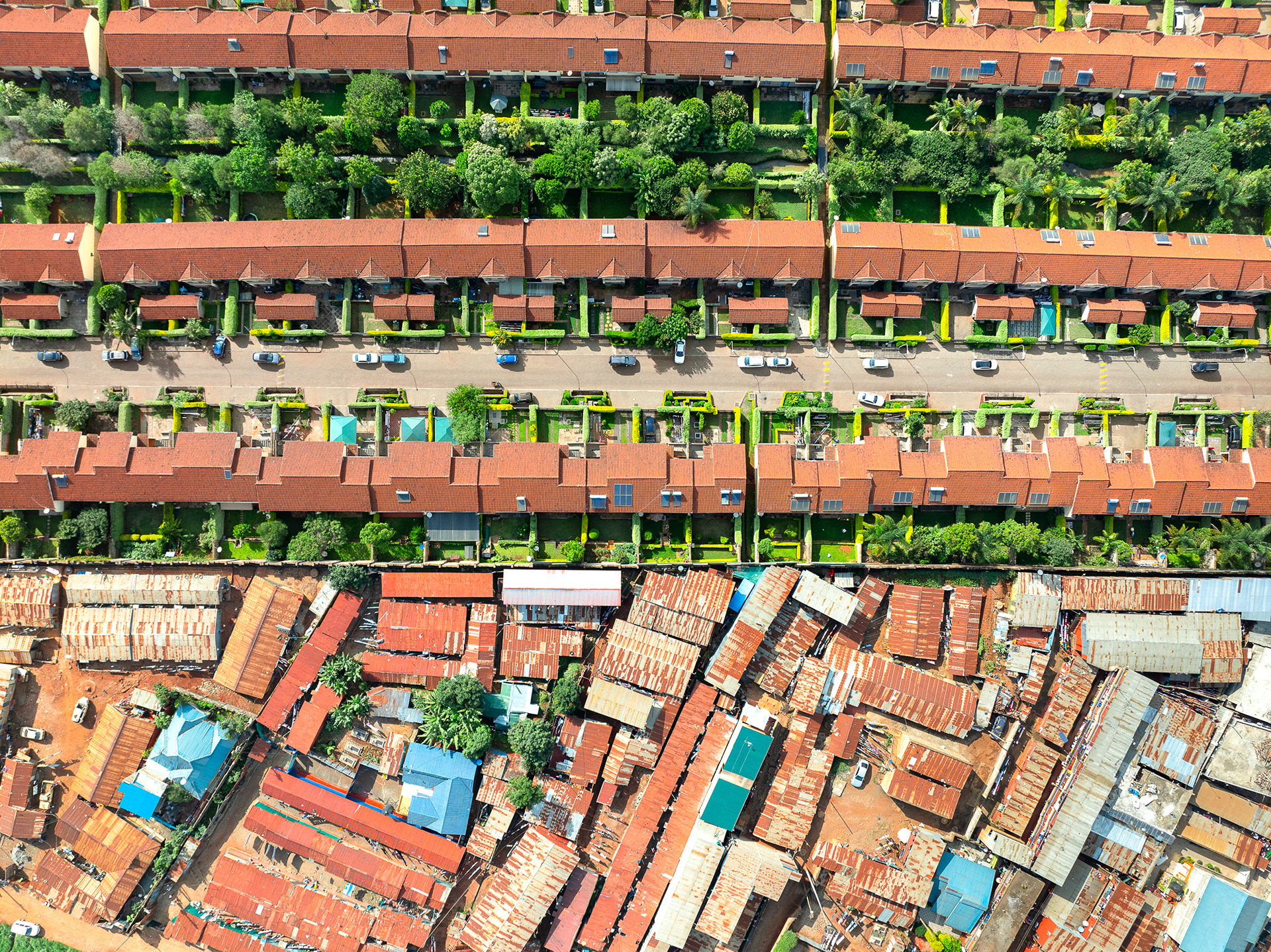 Drone image of a sharply divided Nairobi neighborhood, showing informal and formal housing separated by a wall.