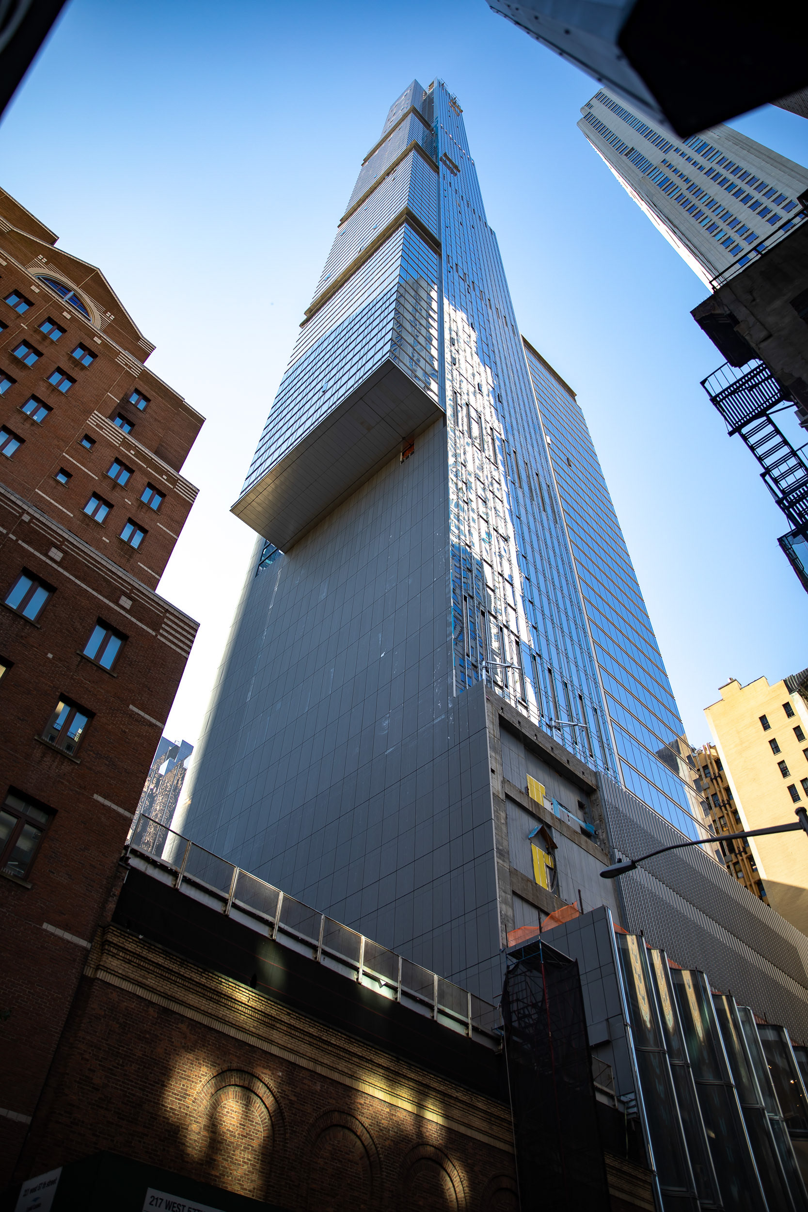 A tall skyscraper against a blue sky.