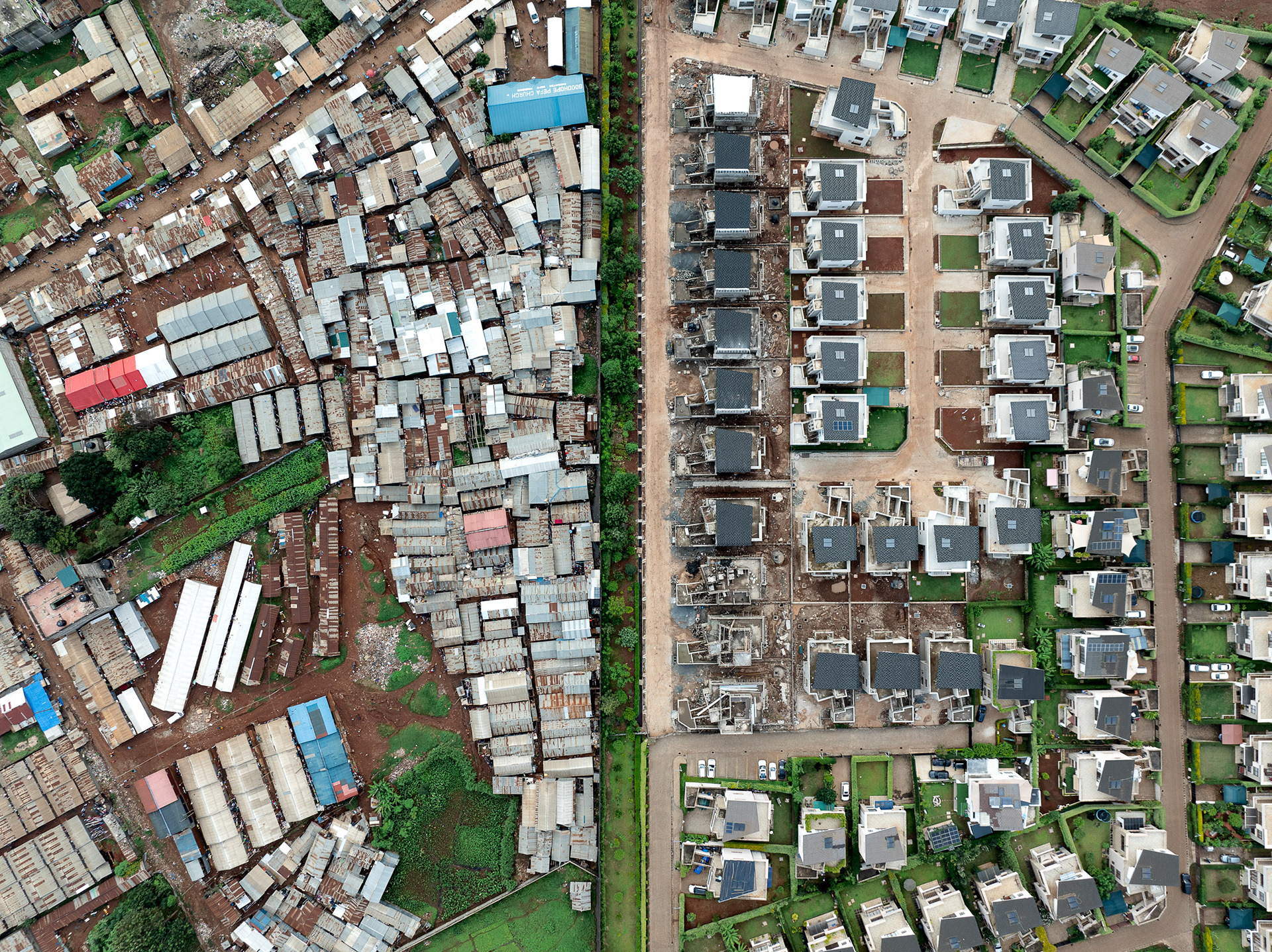 Overhead image of Nairobi road dividing a gated housing estate and a large informal settlement.