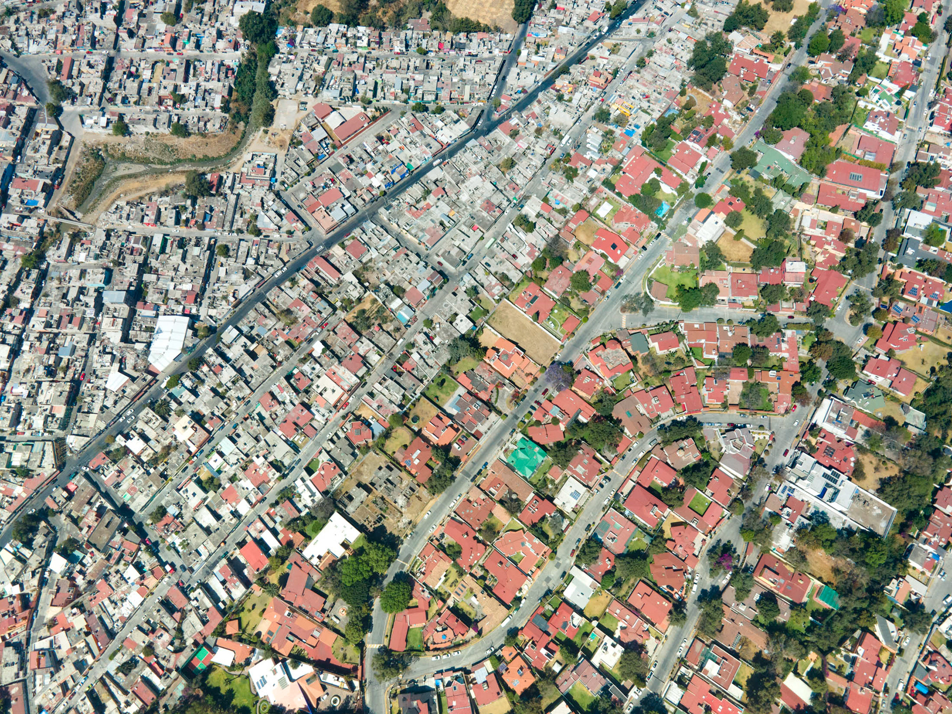 nice houses next to poor houses in mexico city