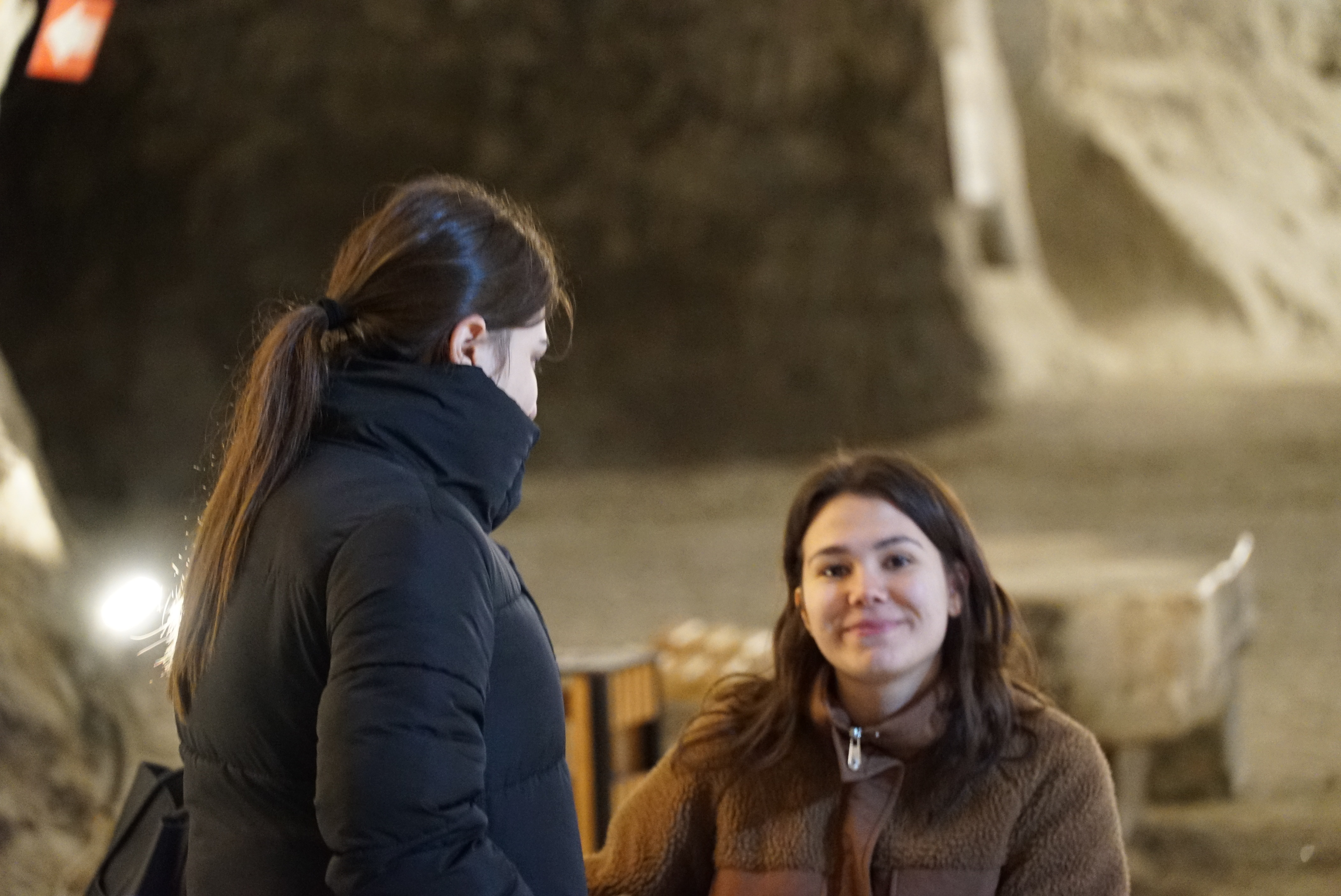 Başak DUMAN ve Nuriye KURŞUN. Başak Duman, filmin başrol oyuncusu ve kostüm tasarımcısı.  Nuriye KURŞUN, filmin makyözü. Çekimin ilk günü. 