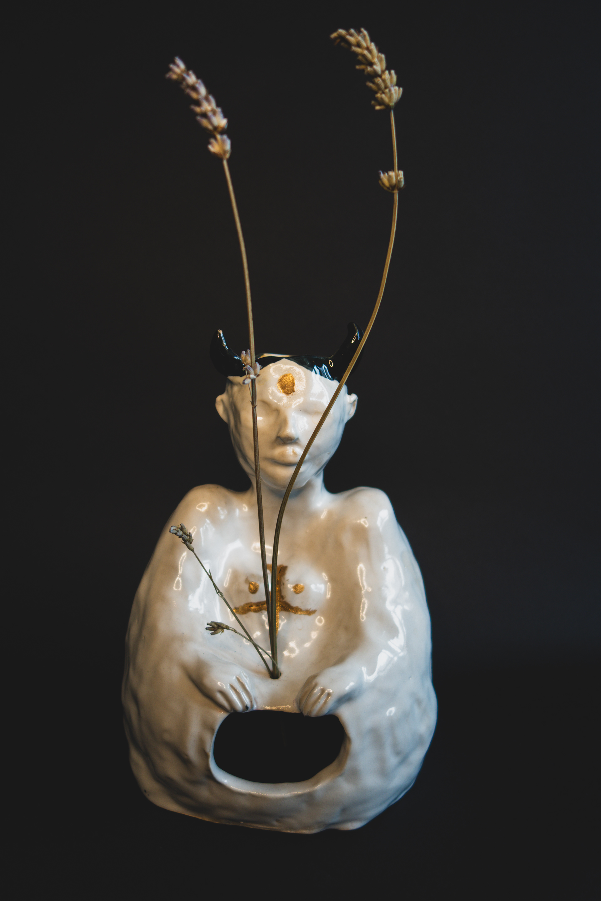 totem diablesse modelée en grès