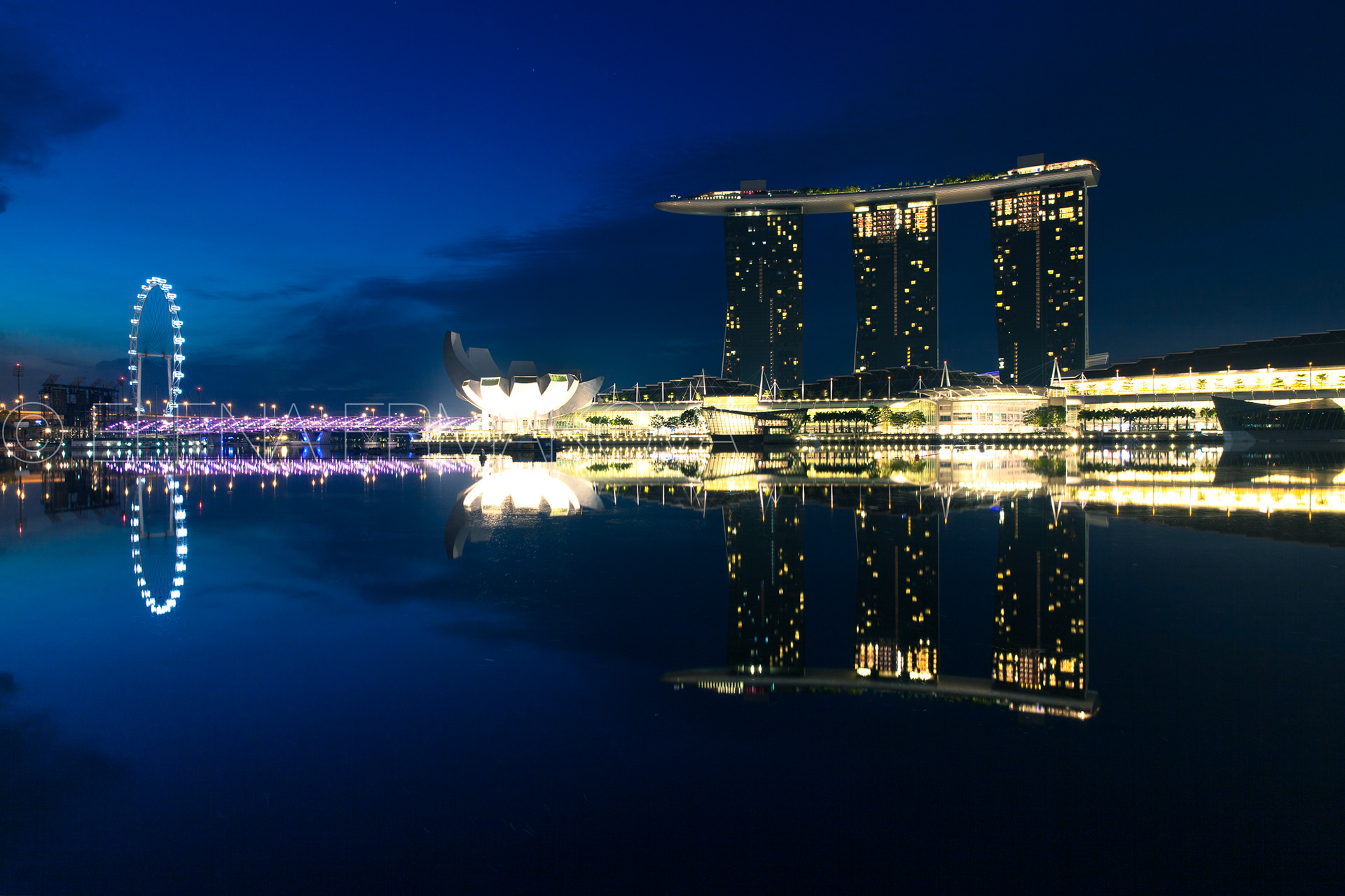 Marina Bay in the early morning, Singapore. Travel photography by Elena Ermakova.