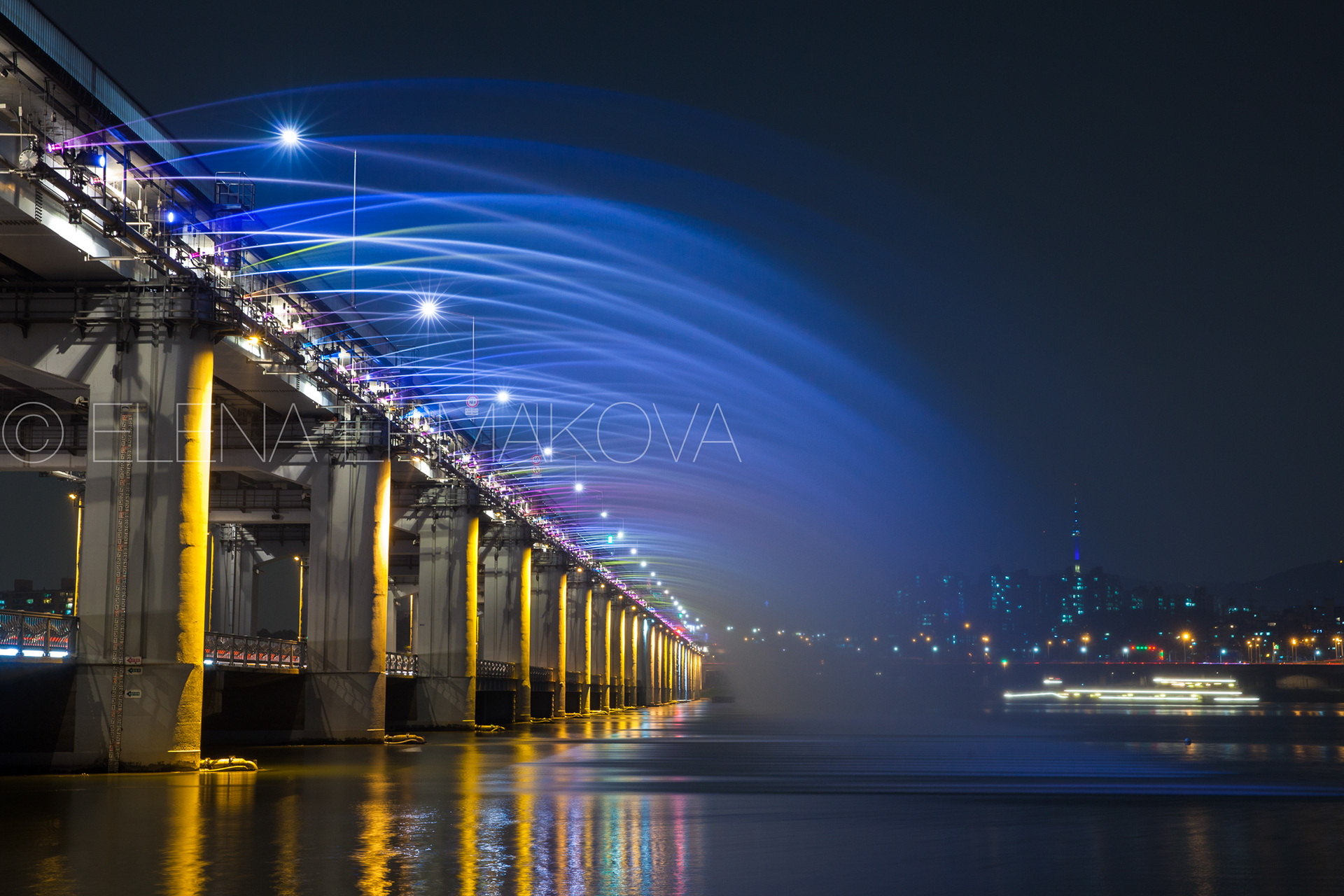 The Rainbow Fountain show at Banpo Bridge, Seoul, South Korea.