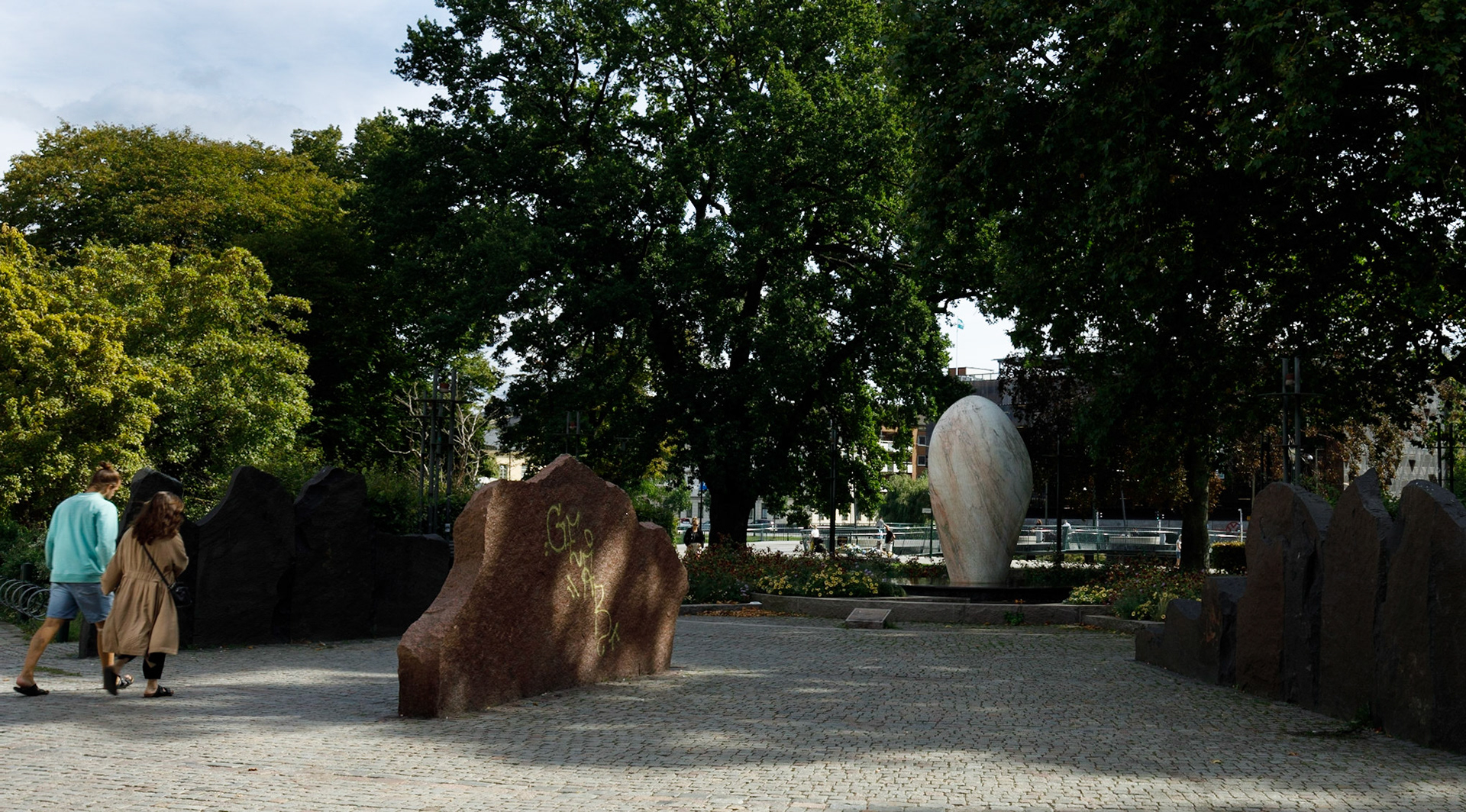 Raoul Wallenbergs park. Parken ska hedra Raoul Wallenbergs minne och skulpturen  i bakgrunden symboliserar den låga av hopp som Raoul Wallenberg tände hos tusentals judar vid andra världskrigets slut. Parken ligger i utkanten av Gustav Adolfs torg, mellan Lilla Nygatan och kanalen.