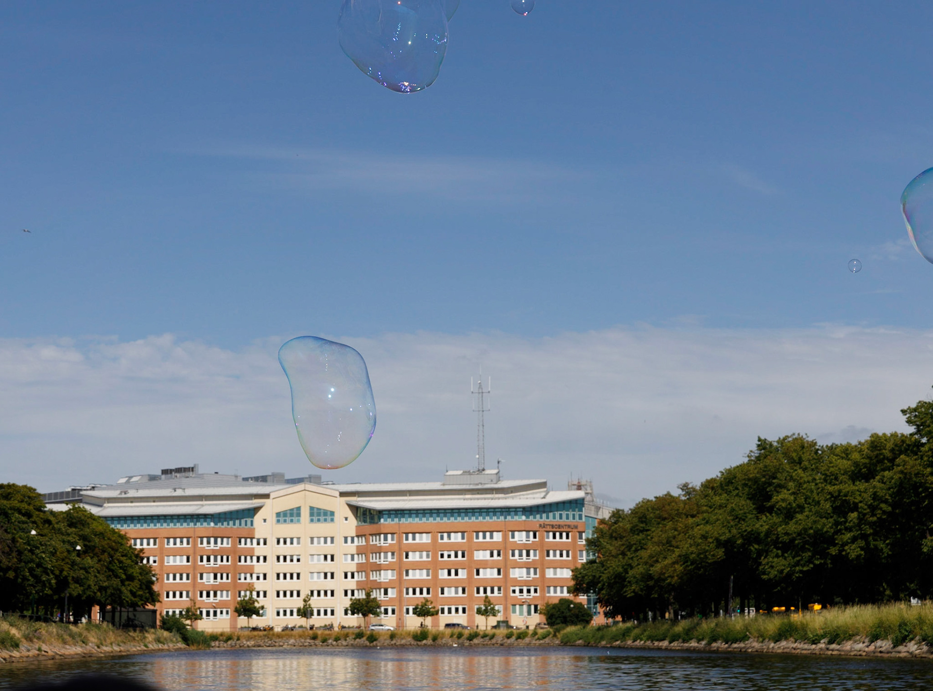 På en kanalfärd dök dessa bubblor upp när vi passerade Paulibron. I bakgrunden Polishuset.