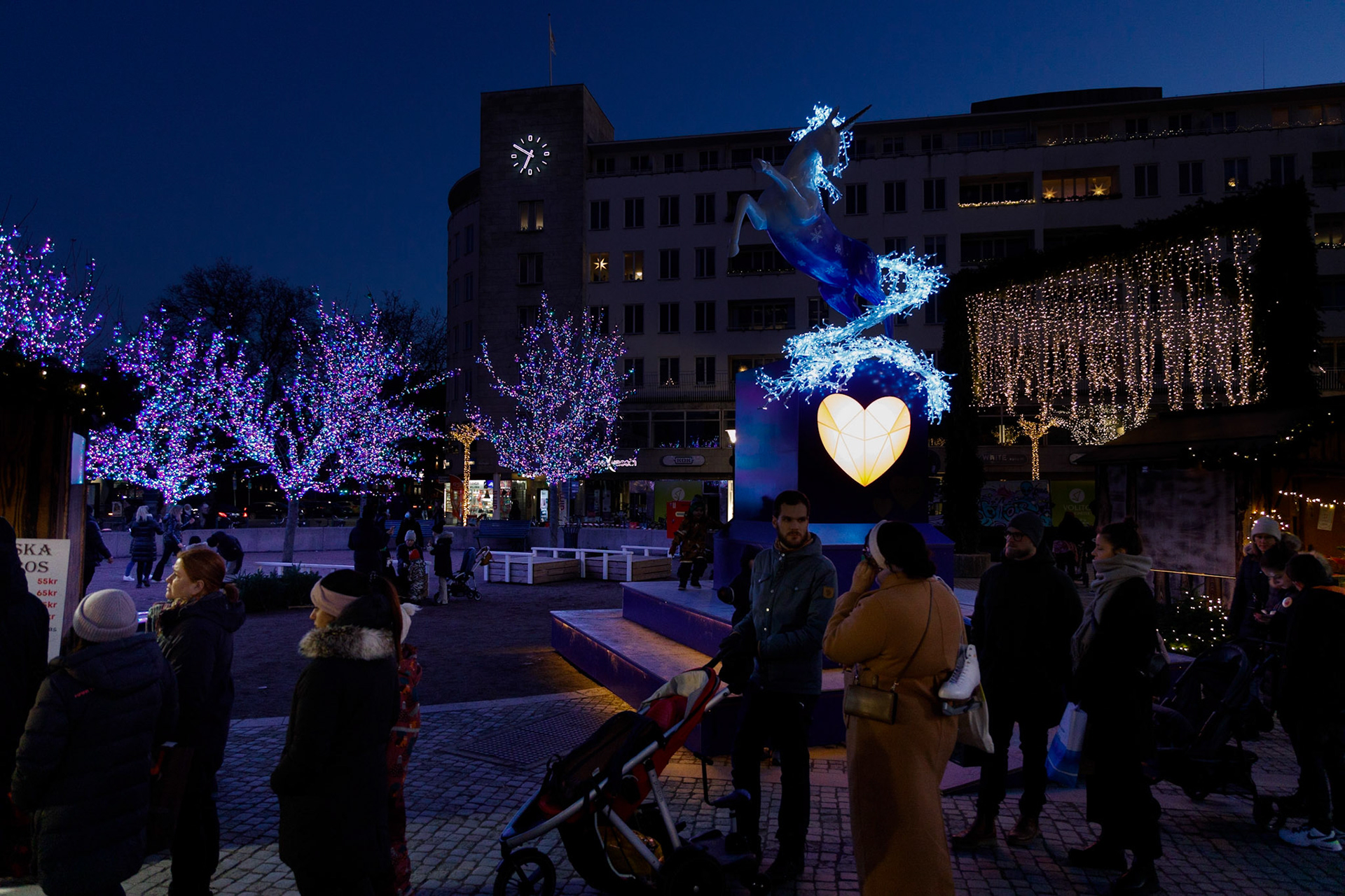 Gustav Adofs torg. Torget är uppkallat efter Gustav III son Gustav IV Adolf som bodde i Malmö under vintern 1806/1807. Enhörningen på bilden köptes av Malmö kommun inför World Pride och väckte mycket vrede främst bland politikska tyckare och politiker utanför Malmö. Då var den regnbågsfärgad, här är den i en blåfärgad vinterskrud. Statyn kommer återkomma i nya kläder vid flera tillfällen.